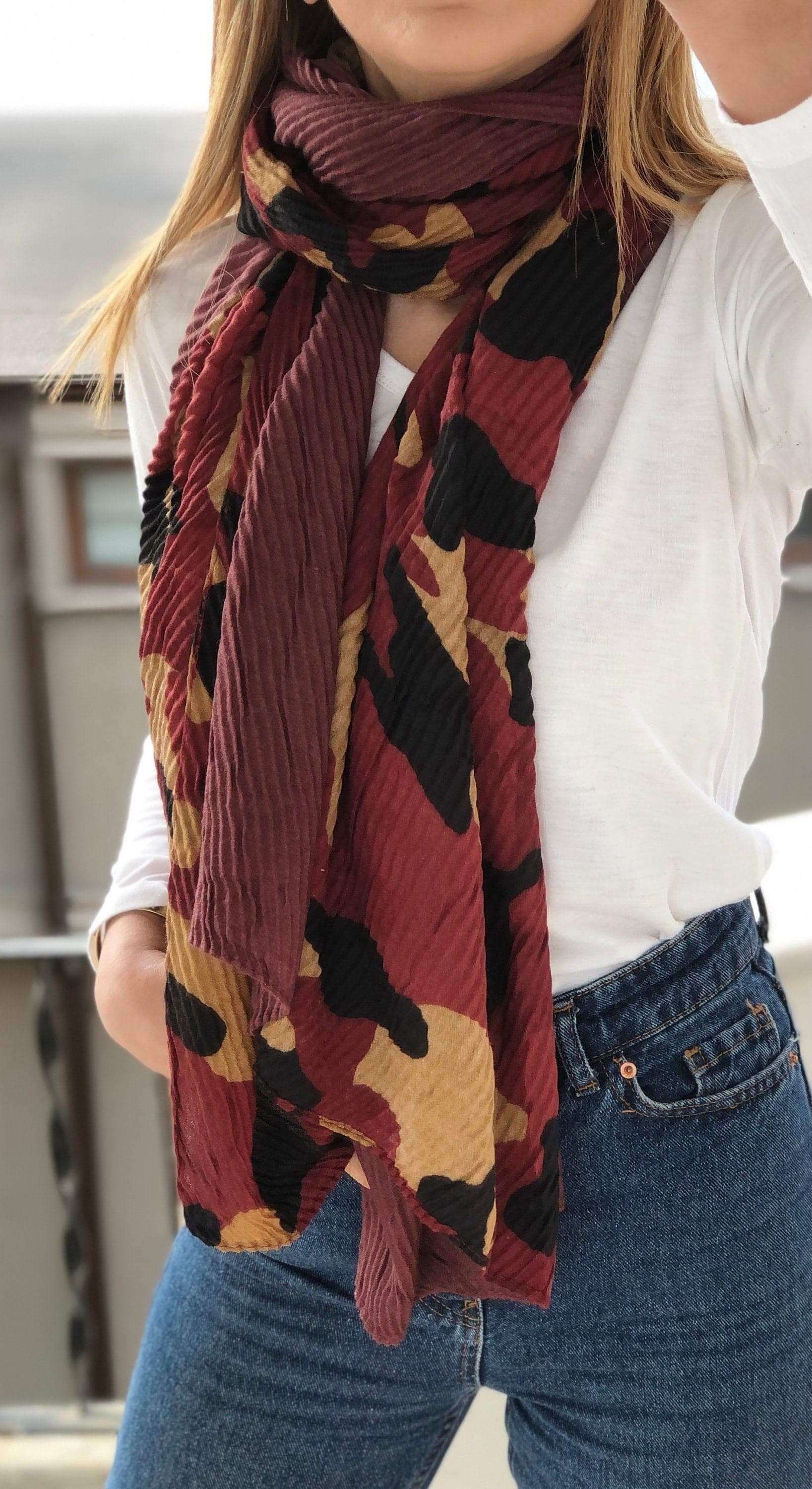 A versatile accessory that can be dressed up or down, this scarf is a must-have for any wardrobe