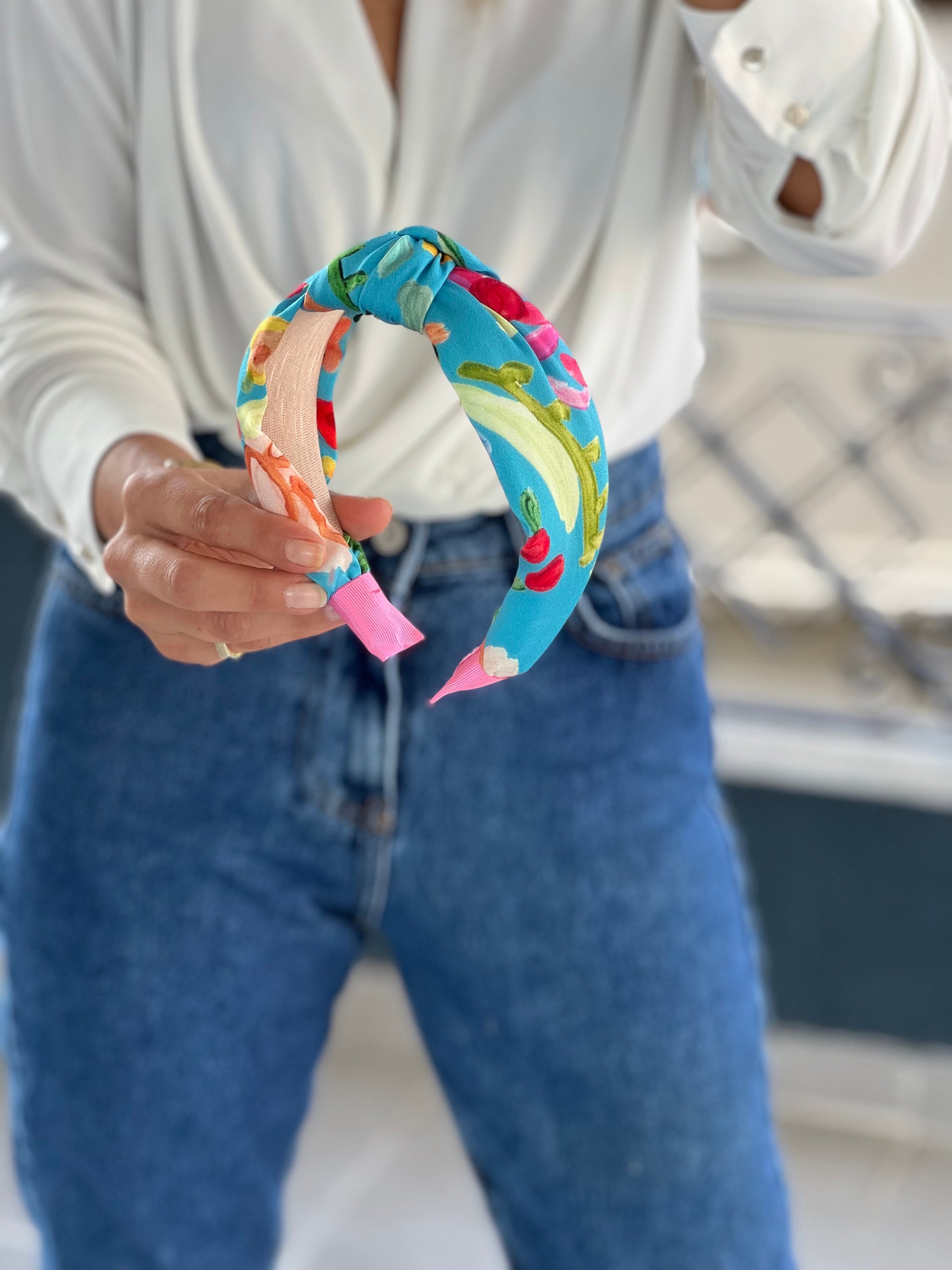 Looking for a stylish hairband to complete your outfit? Look no further than this colorful knotted headband that will make you stand out.