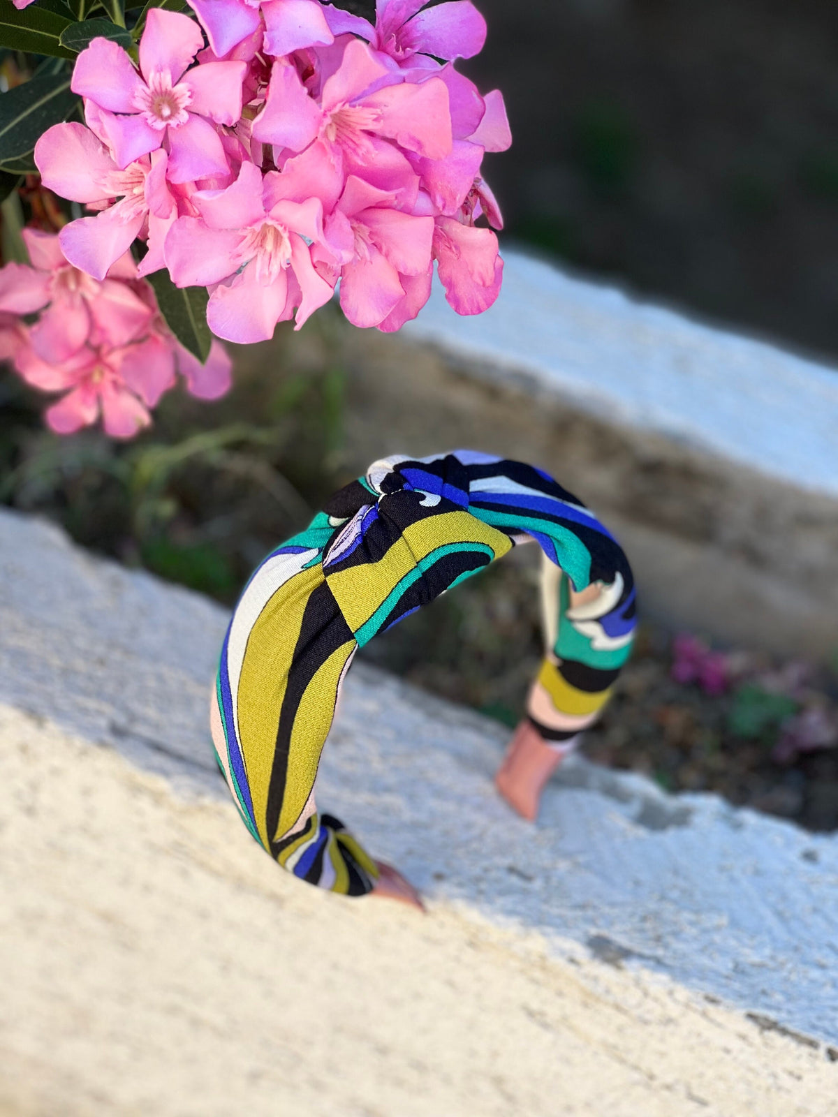 Get ready to turn heads with our Black White Blue Green Hairband. This fashion headband is perfect for all seasons and is made from soft and stretchy material.