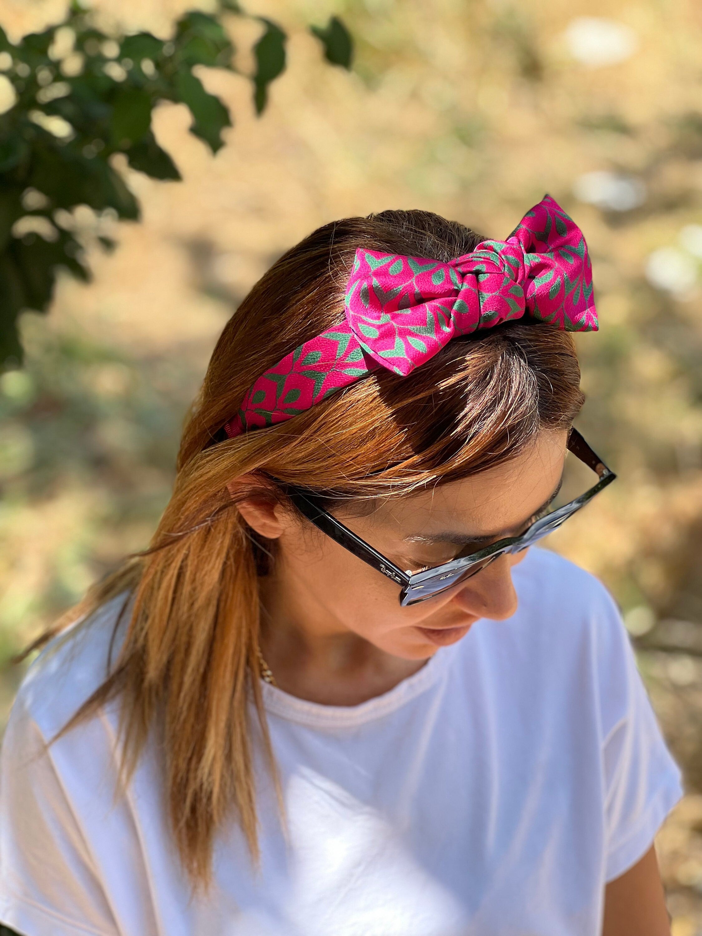 Stay comfortable and on-trend with this non-padded pink green color headband for girls.