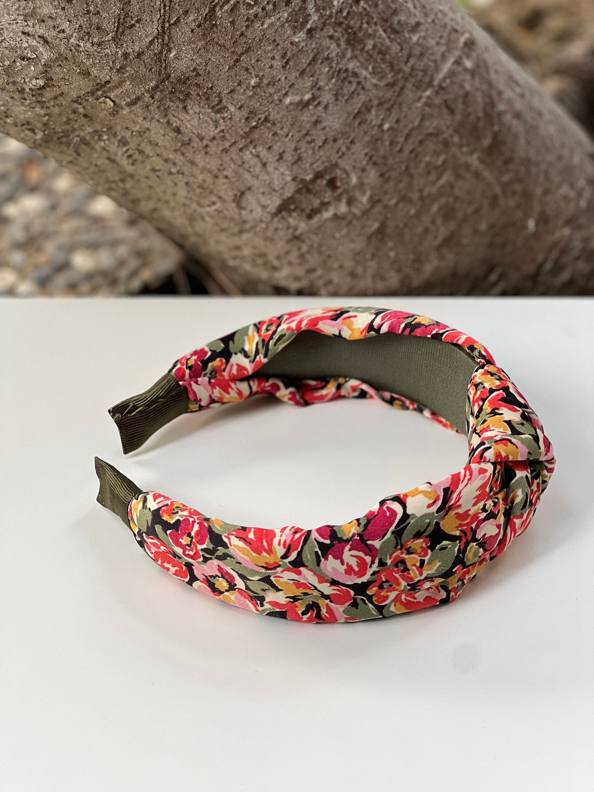 Bold and beautiful floral design: Stand out with this eye-catching headband that features a gorgeous floral pattern.