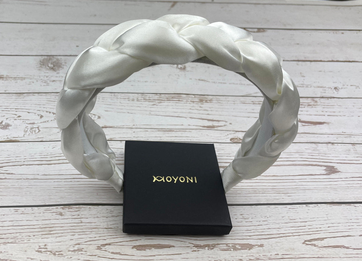 Add some sophistication to your celebration outfit with this elegant Snow White Padded Satin Knitted Headband. The plush satin padding provides comfort, making it perfect for all-day wear.