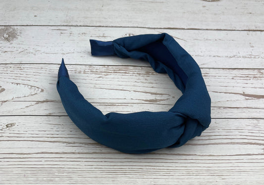 Stay comfortable and fashionable with this wide, padded headband made from soft viscose crepe material.