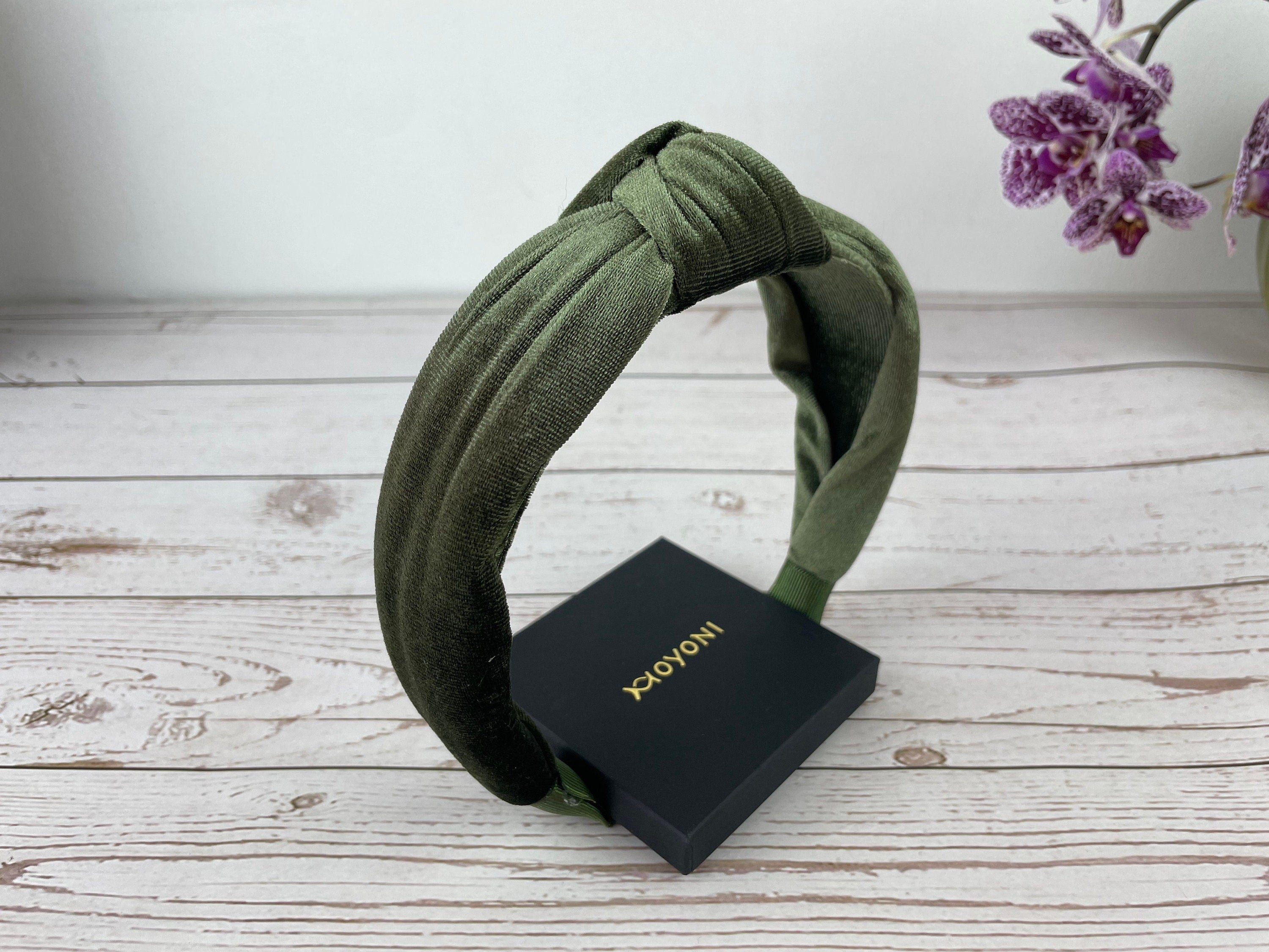 Add a touch of sophistication to your style with this stylish and trendy non-padded velvet headband in a beautiful pea-green color.