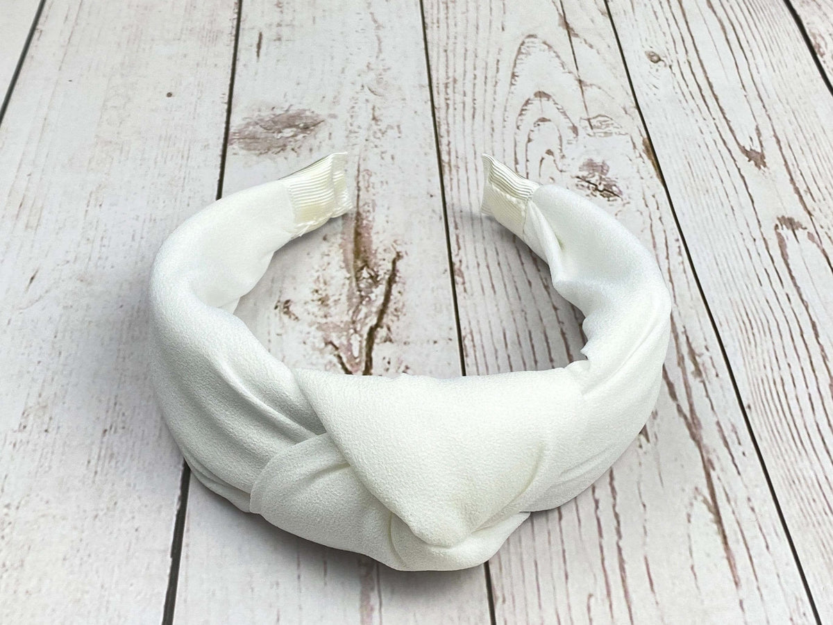 An elegant Snow White padded headband, featuring a chic design perfect for weddings and celebrations. The sophisticated hair accessory is made from high-quality materials, offering a touch of class and comfort for any occasion.