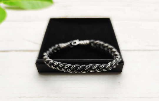 This wonderful and trendy silver bracelet is perfect for any occasion! Made of thin silver, it features a beautiful braid design, making it perfect for women who love elegant jewelry. It is also thin enough to not be too noticeable, making it the perfect choice for those who want to wear something special but don't want to stand out too much. If you're looking for a special gift for your mother on Mother's Day, or simply want to show your support, this bracelet is perfect!