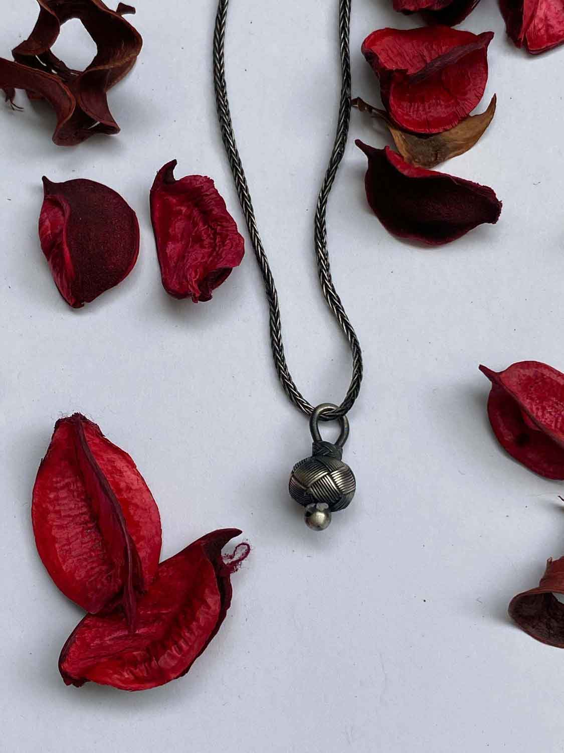 WOMEN WIRE PENDANT, Unique Design Necklace, Modern Style Pendant, Women Jewelry, Chained Necklace, Macrame Necklace, Love Necklace