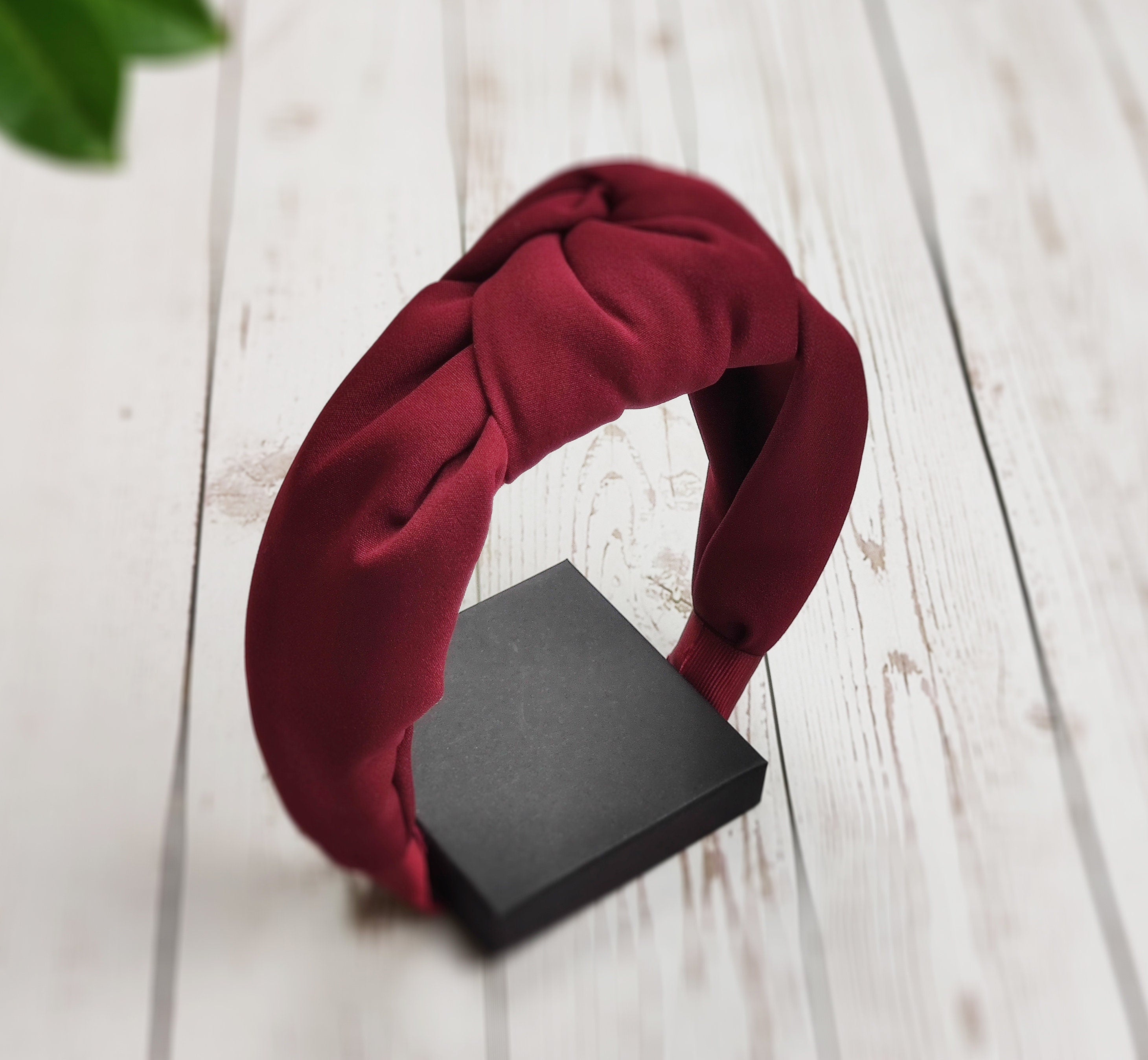 Make a statement with this stylish and trendy Alice band headband in dark red color. Made from high-quality materials, this headband is versatile and perfect for a night out on the town.