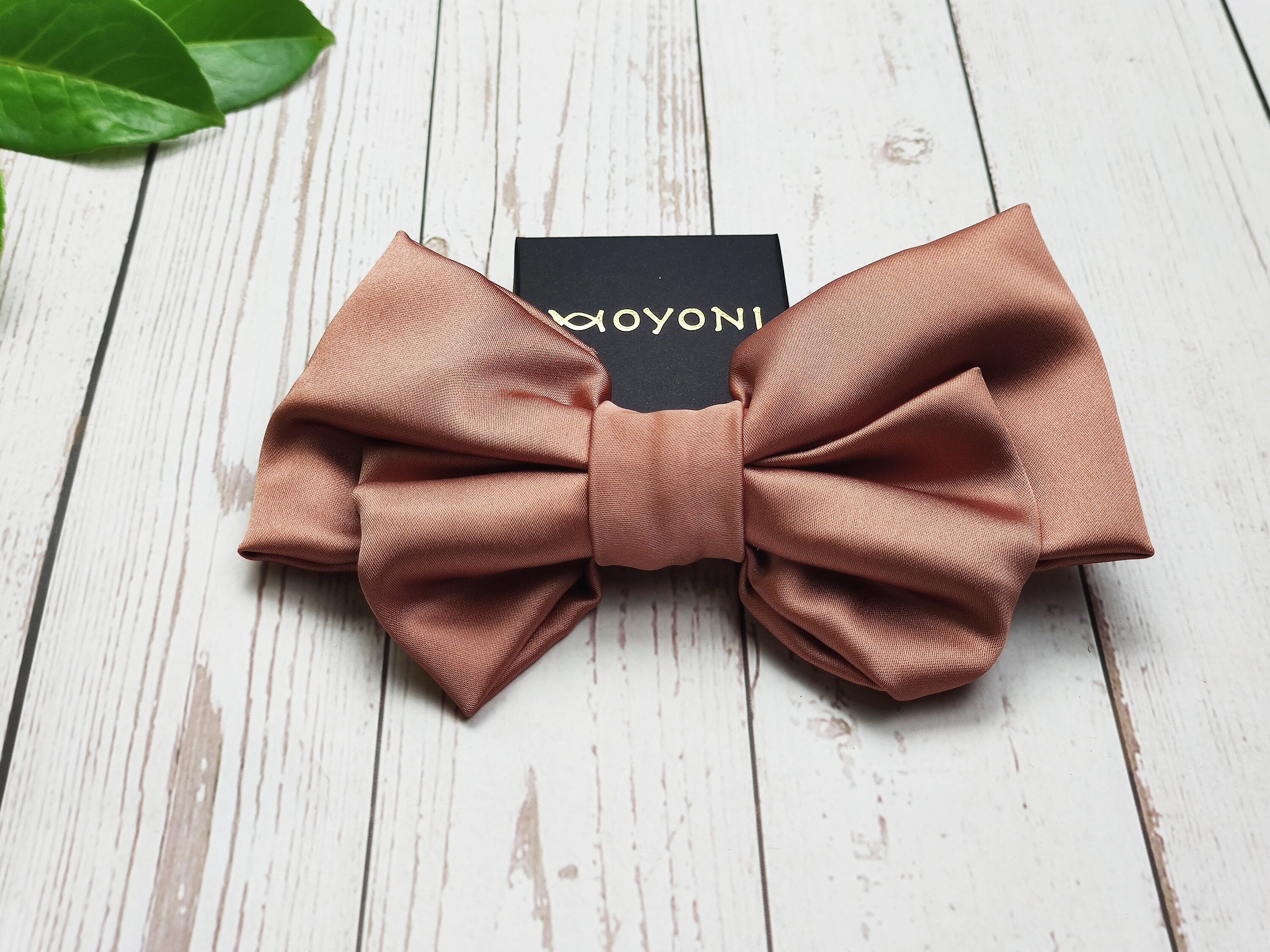 Make a statement with these eye-catching handmade brick and beige satin hair clips with a bow. The soft satin material and fashionable design make them a comfortable and stylish choice for any occasion.