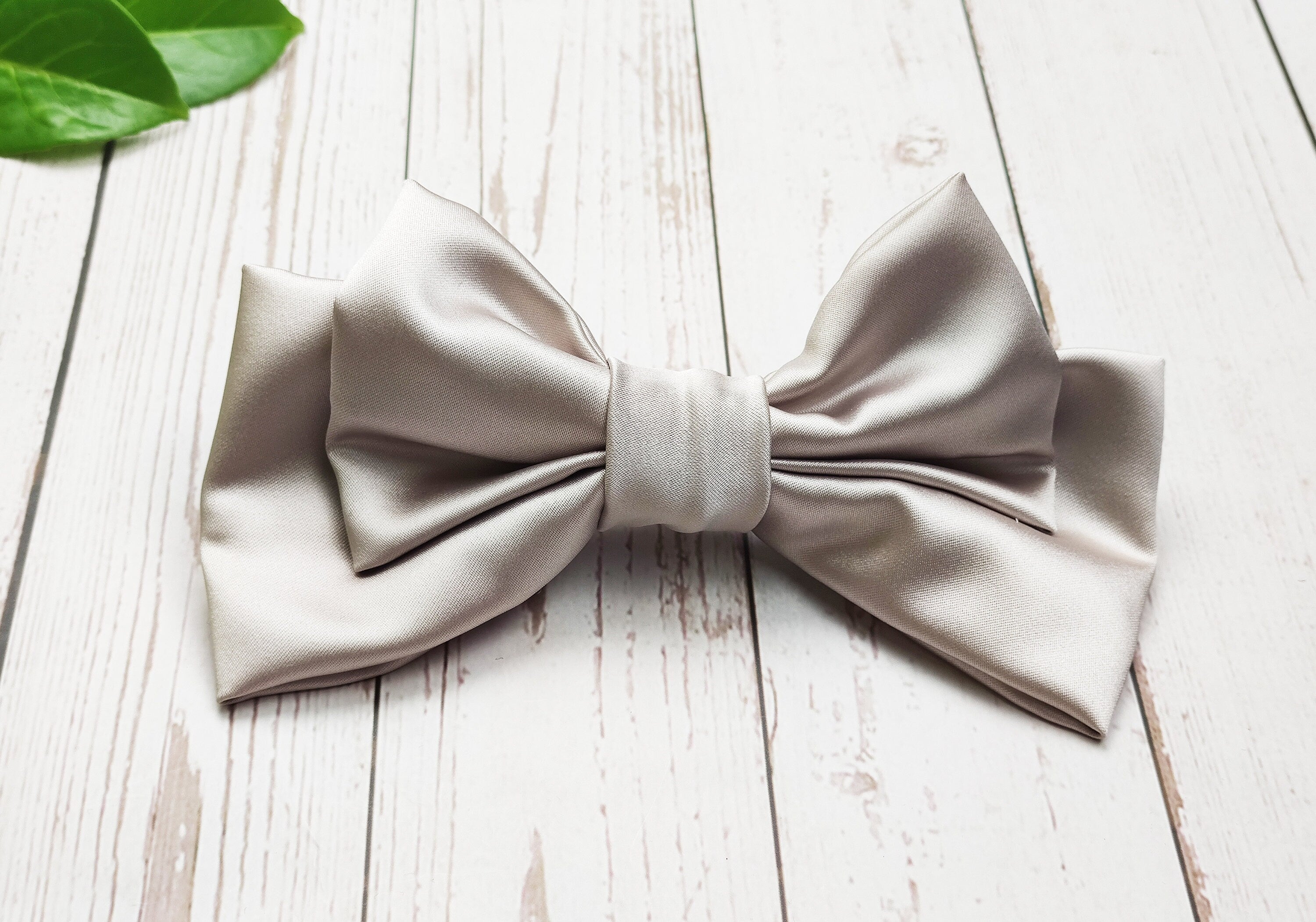 Stay comfortable and on-trend with these handmade brick and beige satin hair clips with a bow. The fashionable design and soft satin material make them a versatile choice for any occasion.