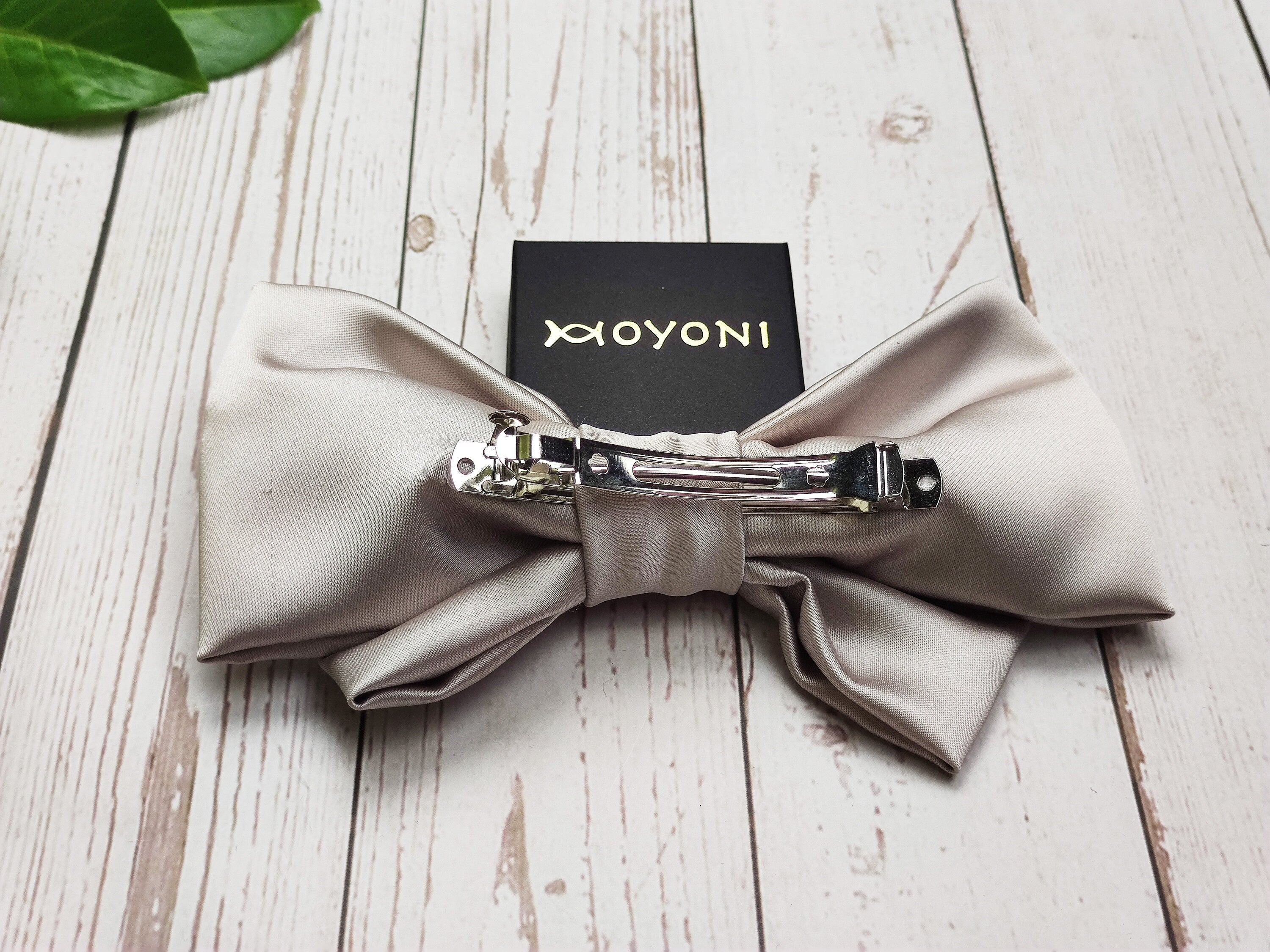 Add a touch of elegance to your hairstyle with these handmade brick and beige satin hair clips with a bow. The soft satin material and fashionable design make them a comfortable and stylish choice for any occasion.