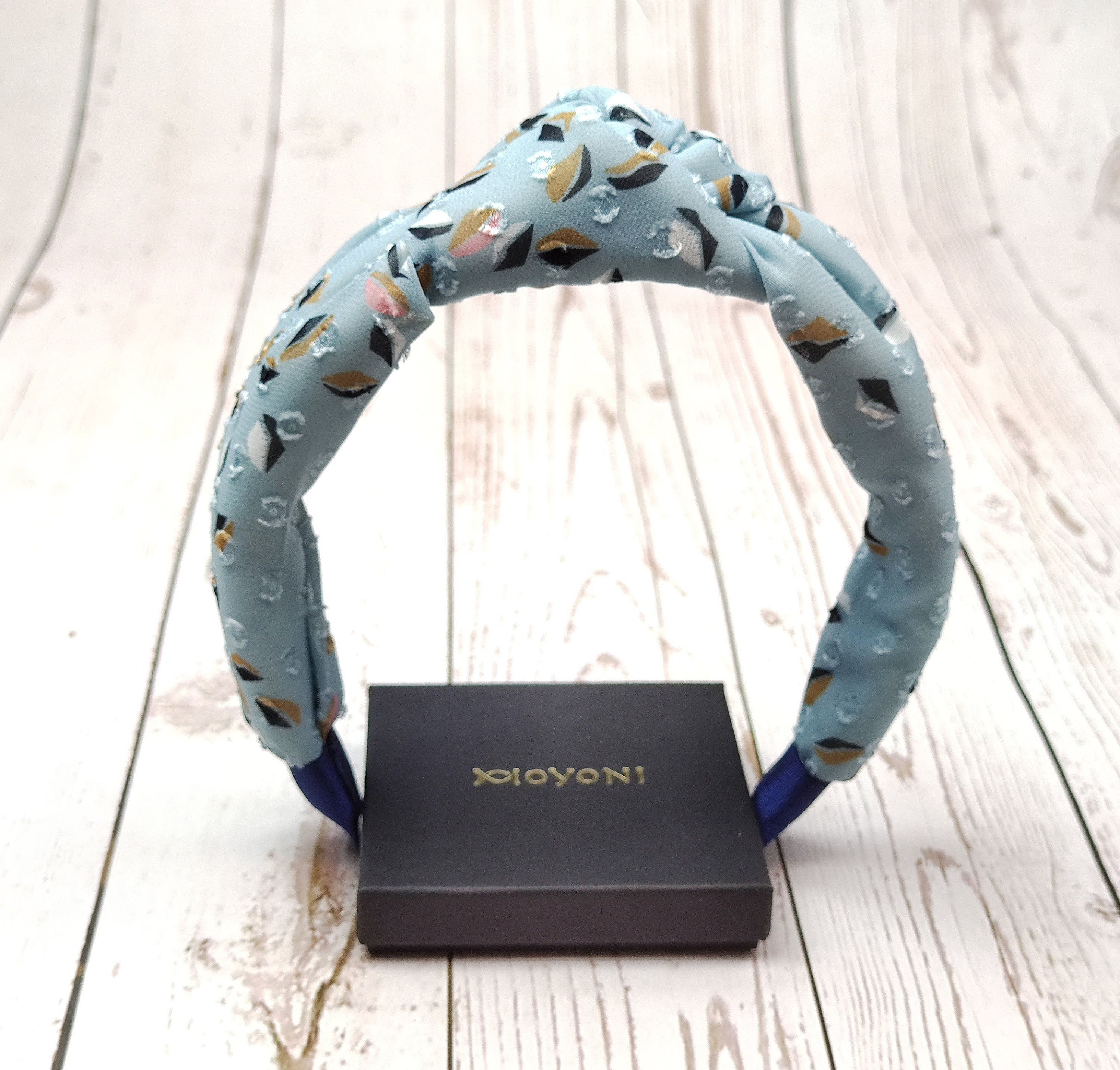 Fashionable Hairband - Elevate your look with this fashionable hairband, featuring a stylish design and comfortable fit.