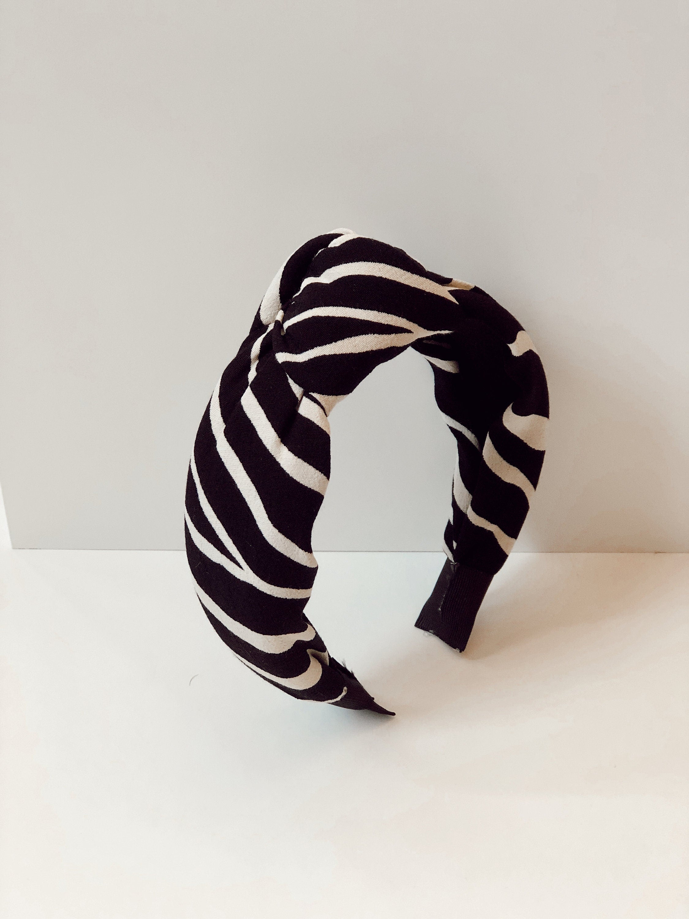 Add a touch of sophistication to any outfit with this knotted headband featuring a chic zebra pattern.