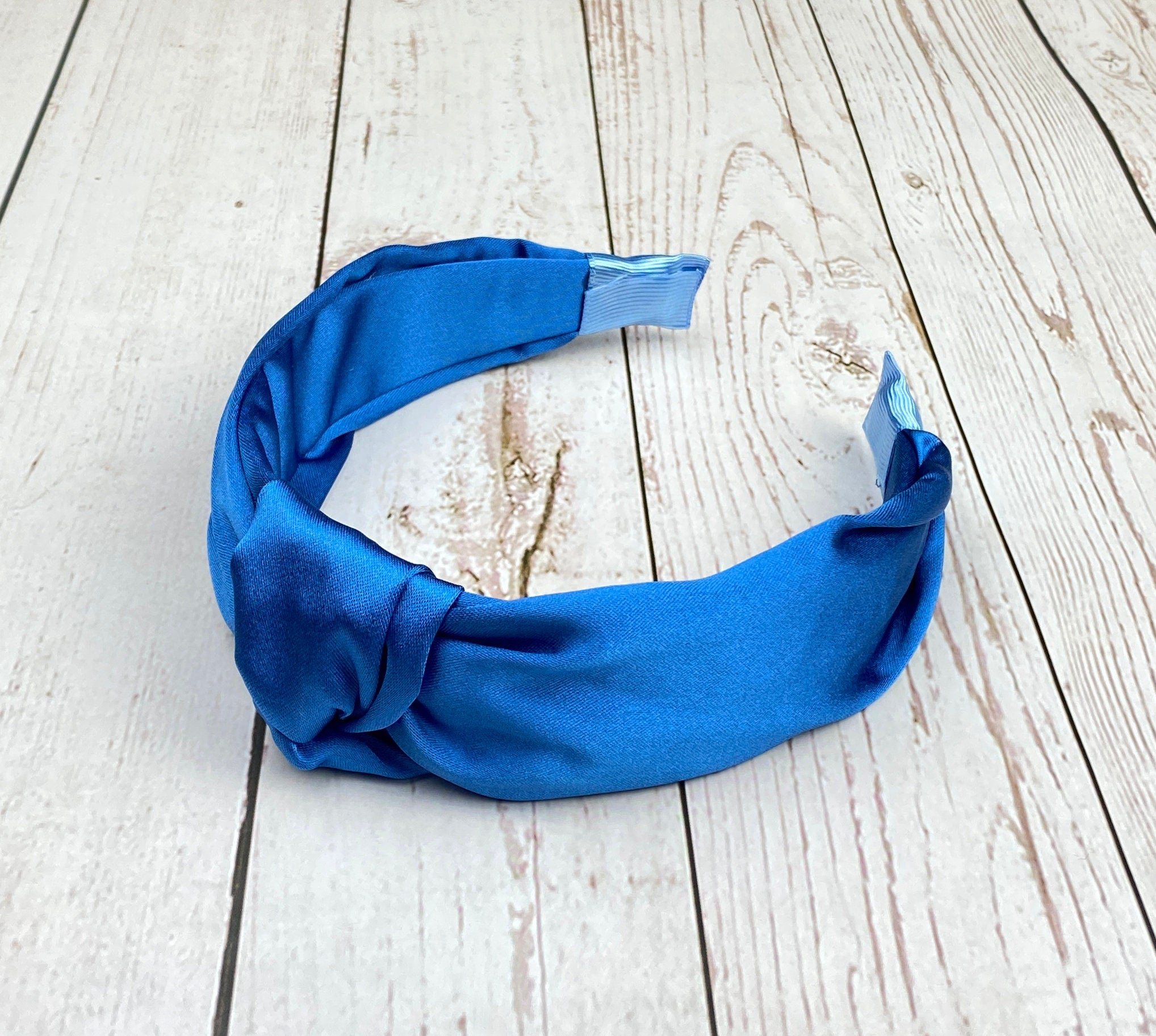 Made from high-quality satin material, this headband is comfortable to wear and won&#39;t cause any irritation or discomfort.