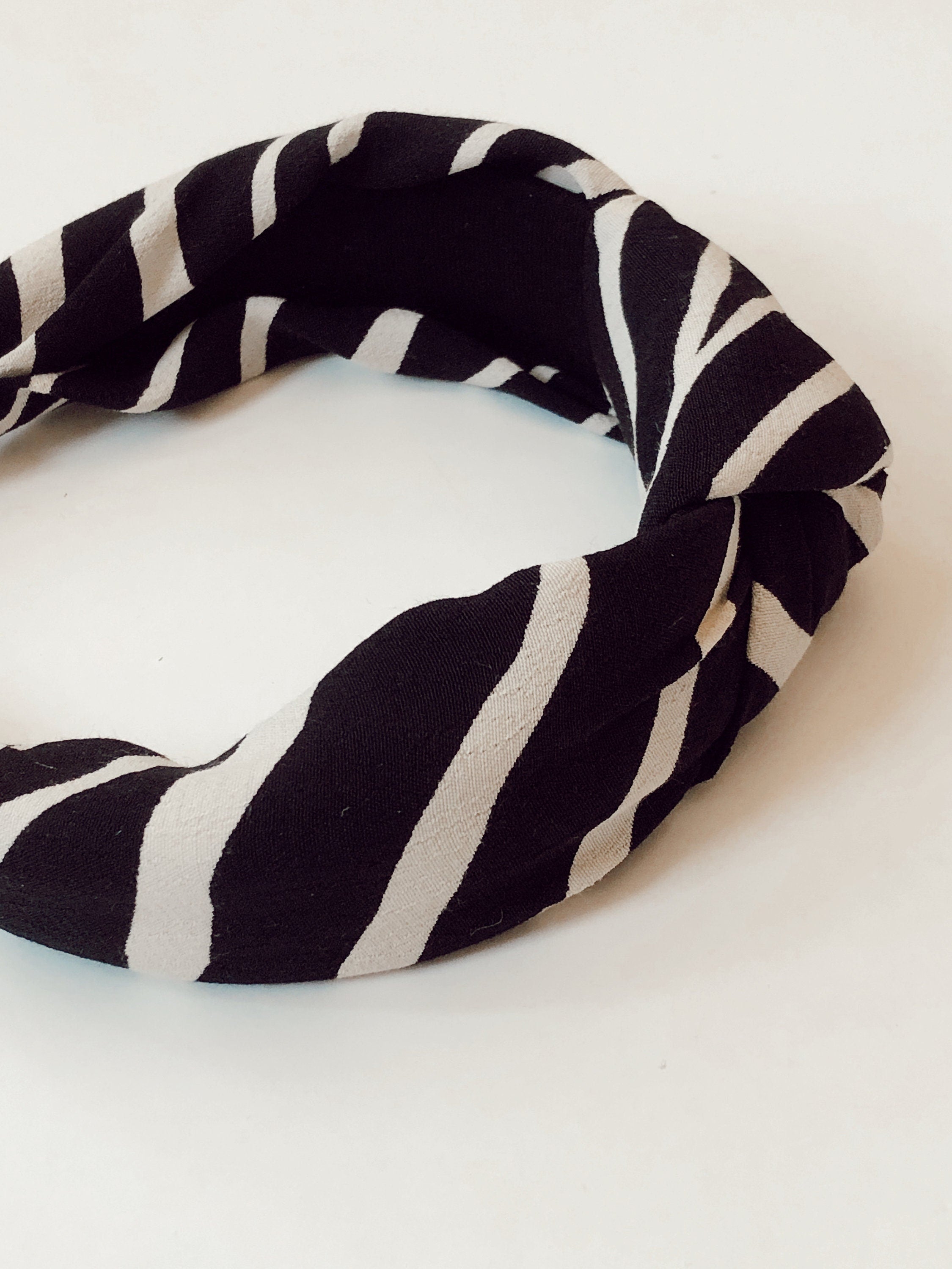 Treat her to a comfortable and stylish hair accessory with this padded knotted headband, in an eye-catching zebra pattern.