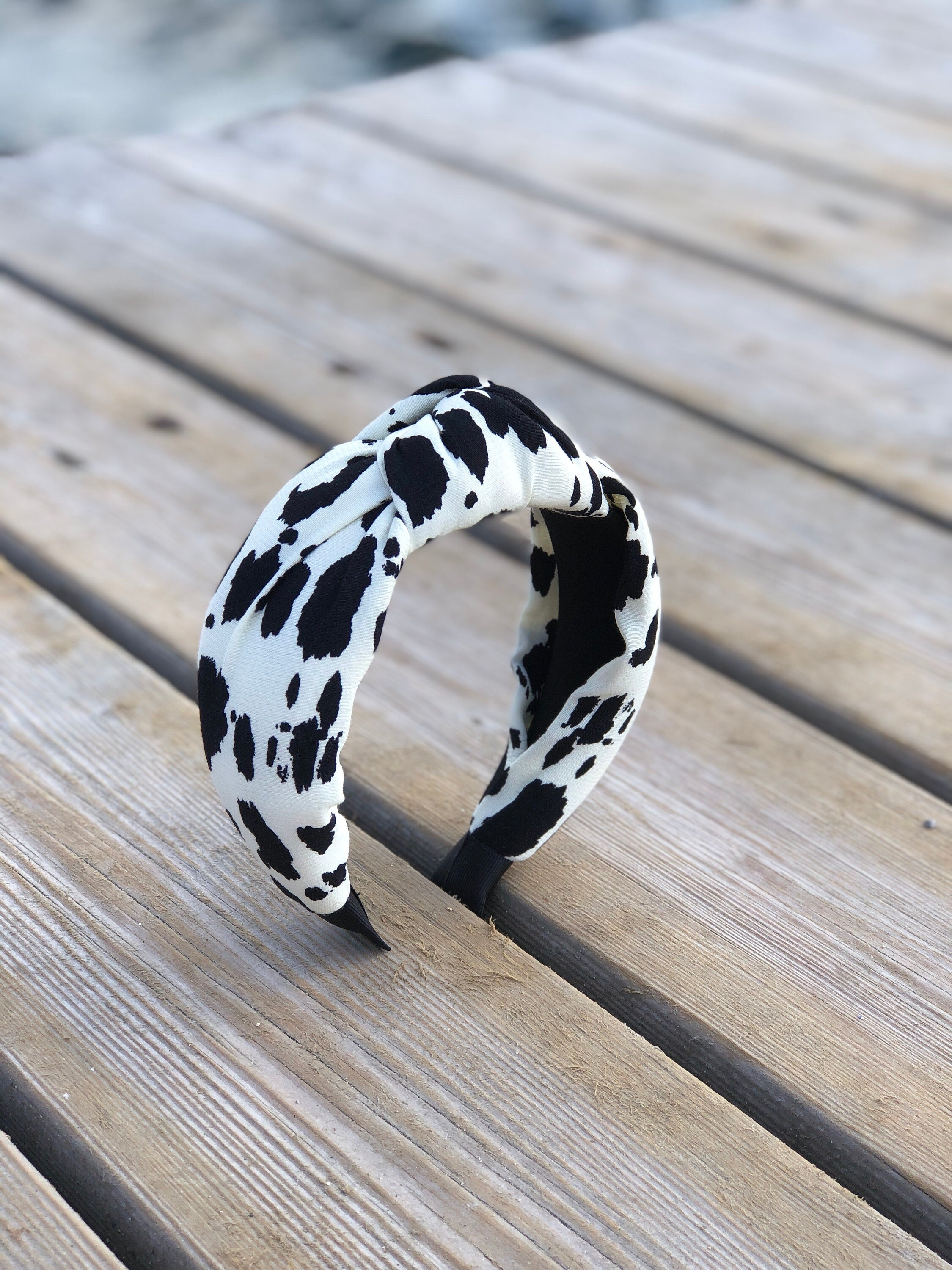 Stay on-trend with this must-have African cotton headband, designed in a stylish white and black leopard print and finished with a bow.