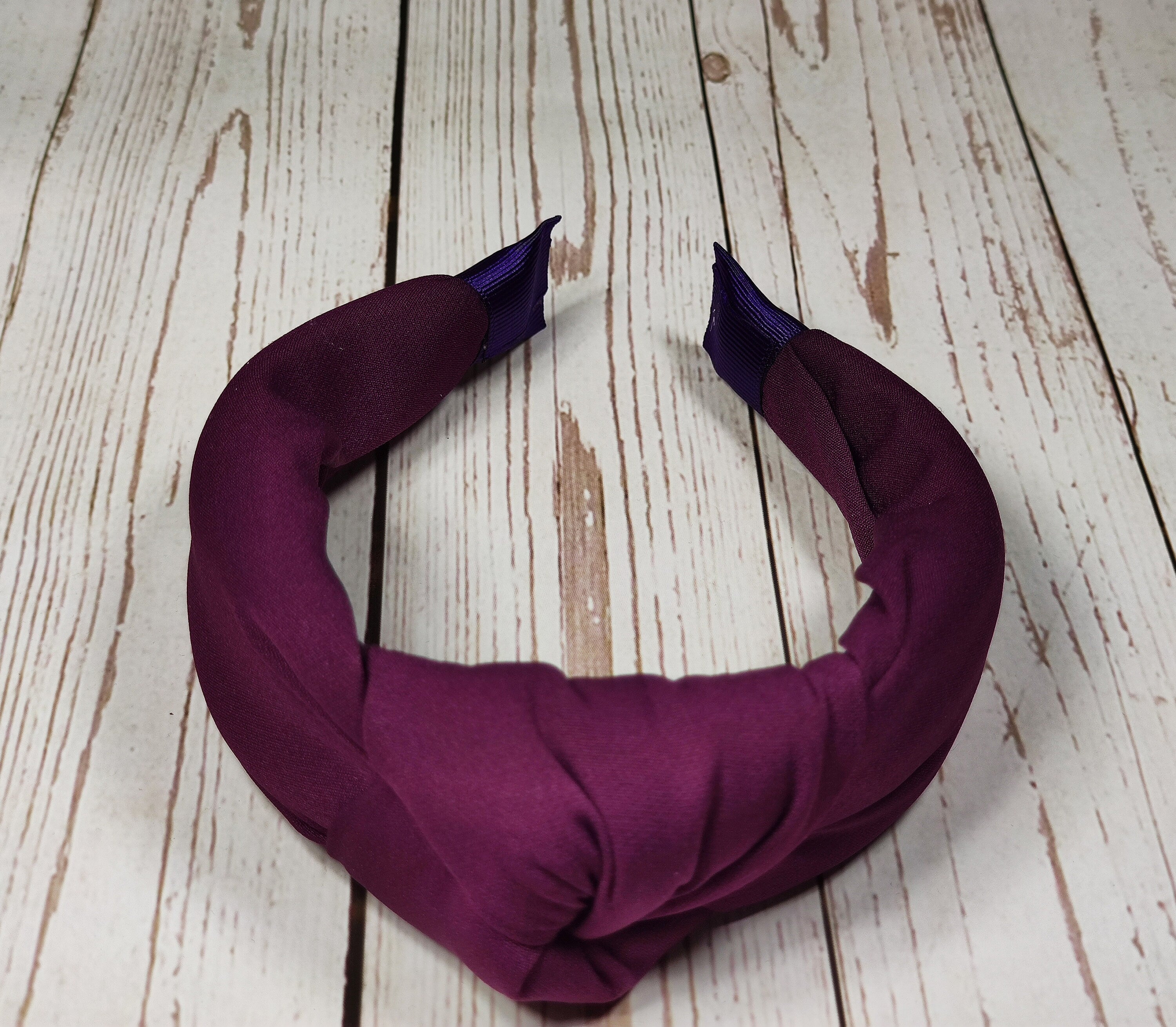 Stay stylish with this classic maroon-colored knotted headband. The plush padding and viscosity crepe material make it a comfortable and fashionable choice for any occasion.