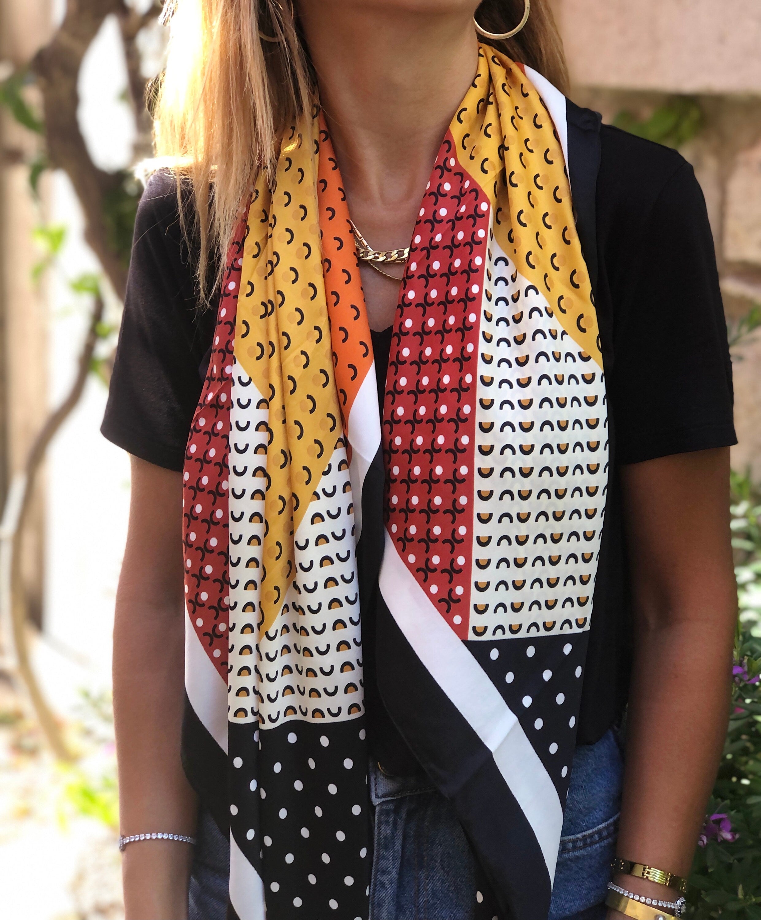 Show off your unique style with this colorful printed scarf. Made from lightweight and strikingly textured satin, it is perfect for summer days.