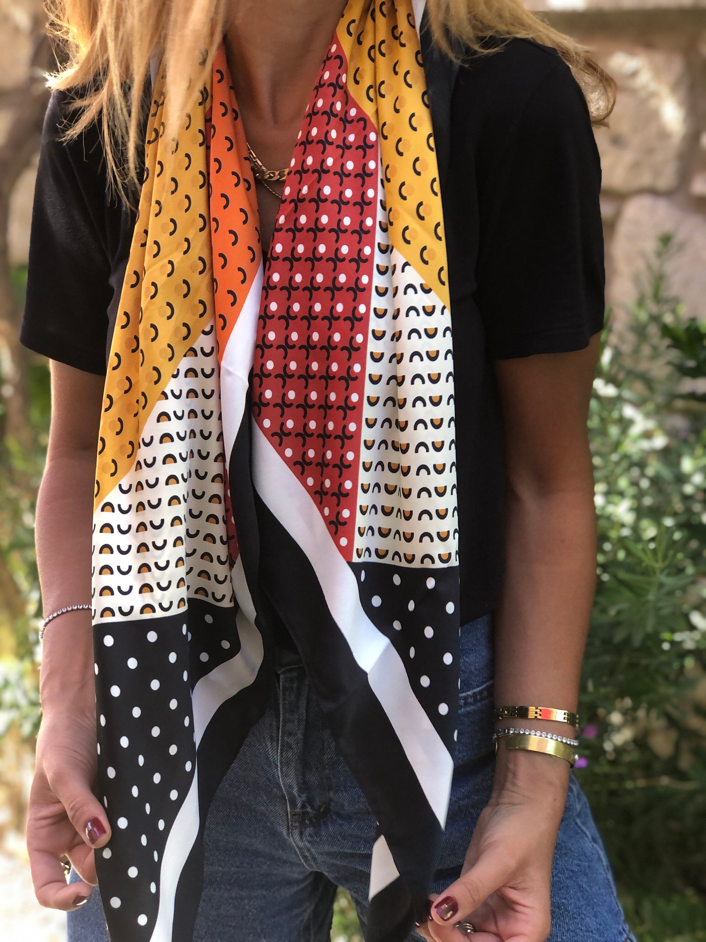 Make a statement with this stylish scarlet scarf. A must-have for any fashionista, it will brighten up any outfit.