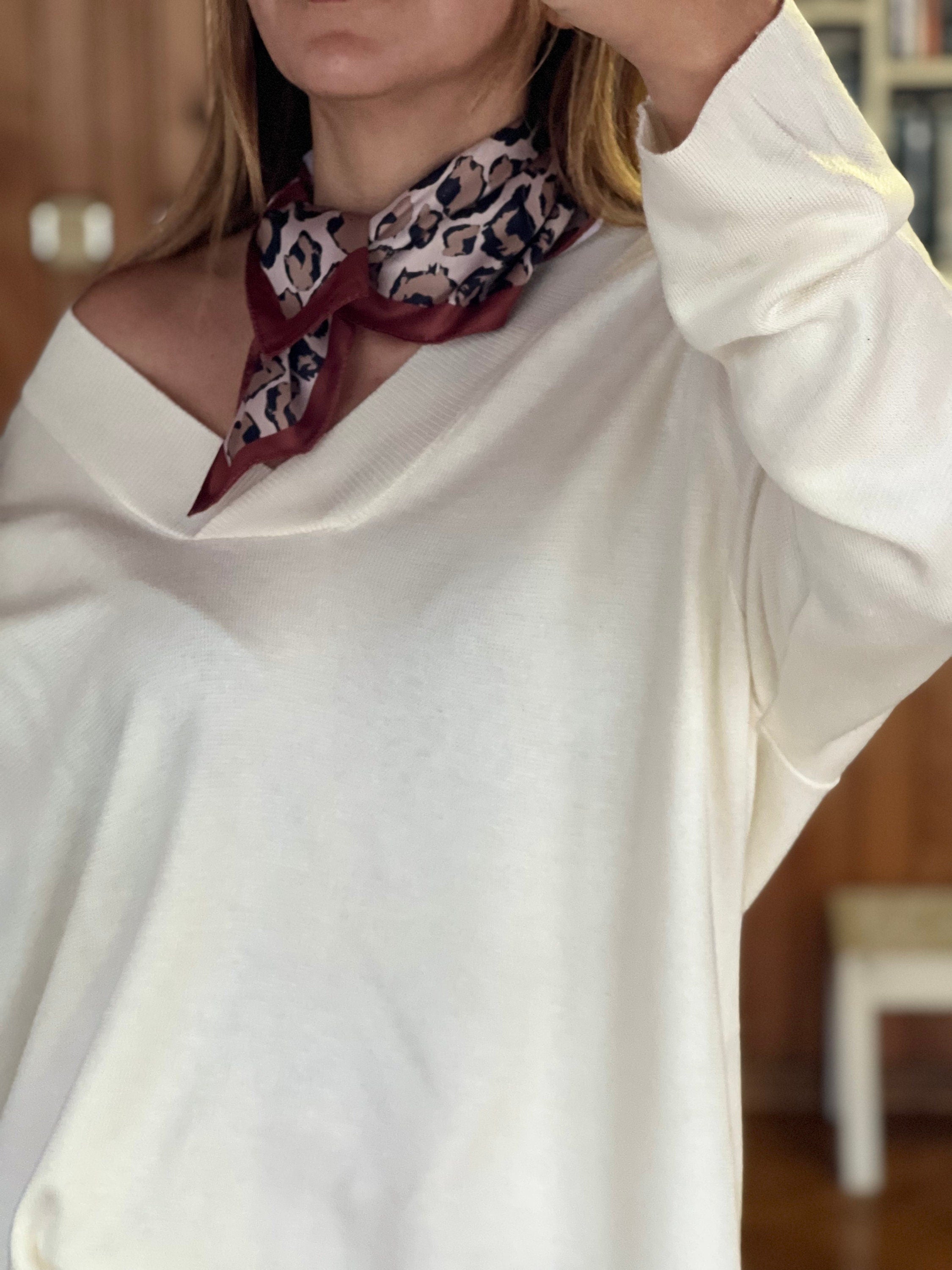 This trendy idea involves tying the scarf and placing it around the neck. Tying the scarf in braid form involves folding the scarf around the neck, taking the loose ends of the scarf, passing them through the loop and ensuring it is not done tightly.