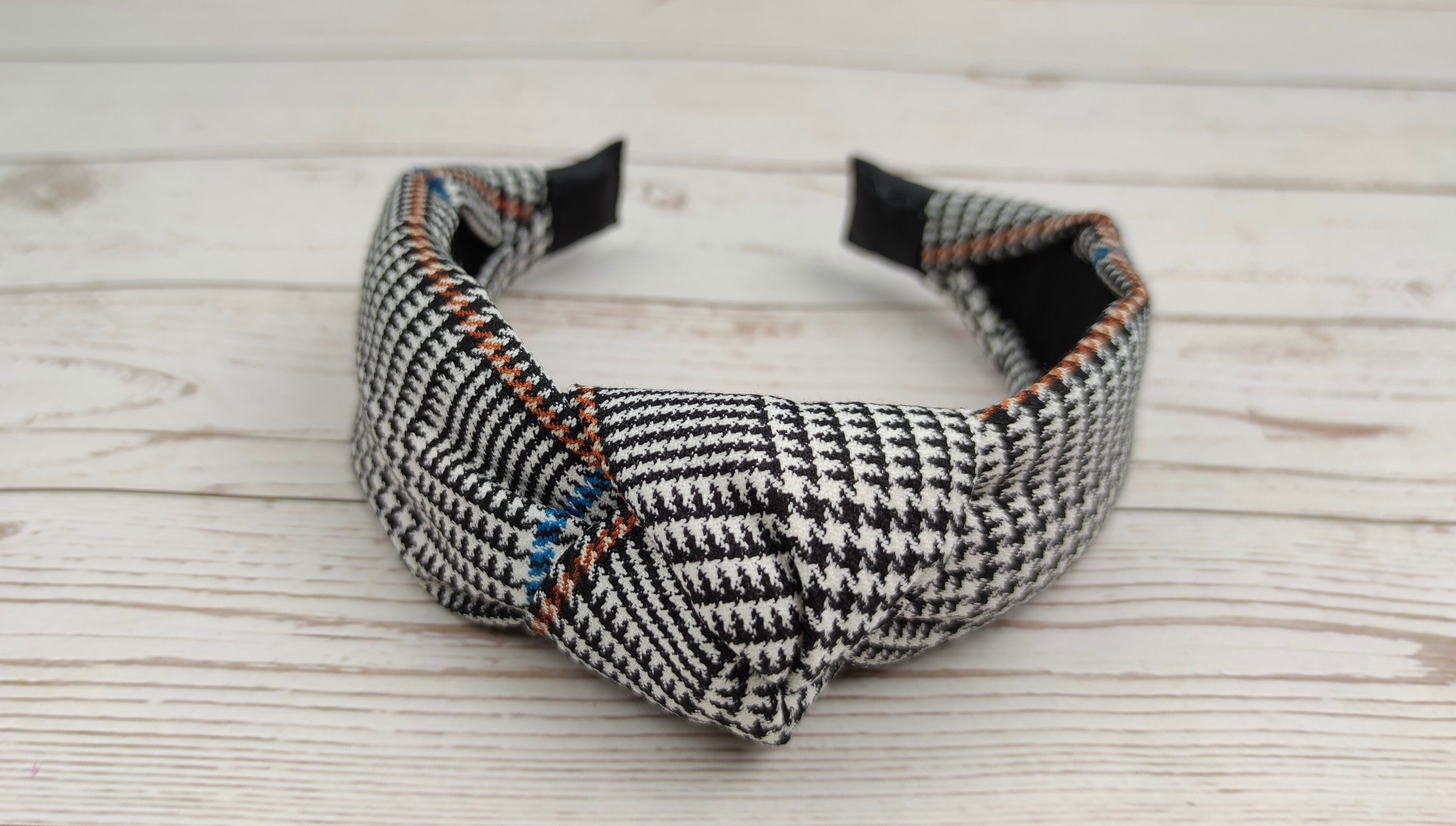 Stay comfortable and fashionable with this crepe-knotted headband in white and black, ideal for college or work.