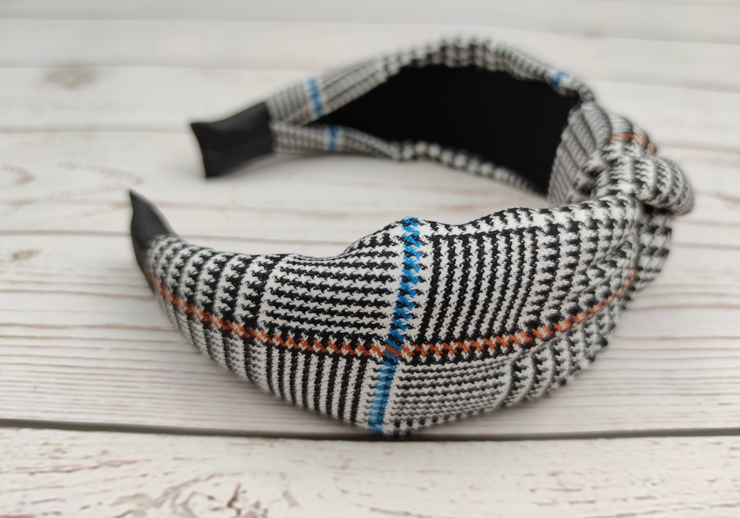 Make a statement with this crepe-knotted headband in white and black, a versatile accessory for any hair type.
