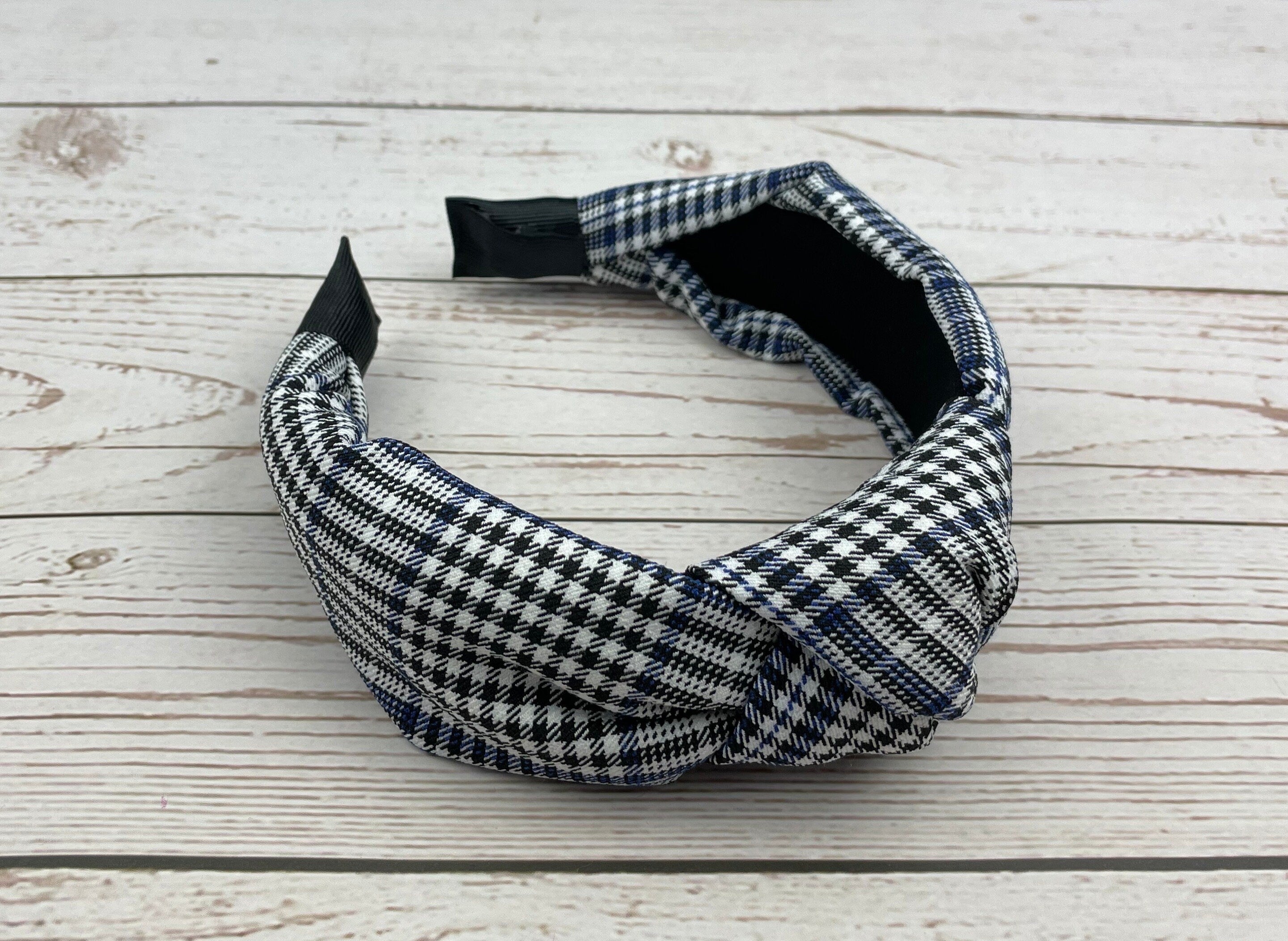 Classic and chic headbands will look great with your favorite outfit. Made of a comfortable material, this headband is sure to stay on your head all day long. the ribbed texture adds a fun twist to your everyday outfit.