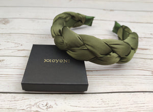 Stay stylish and comfortable with this army-green padded satin headband, featuring a twisted design.