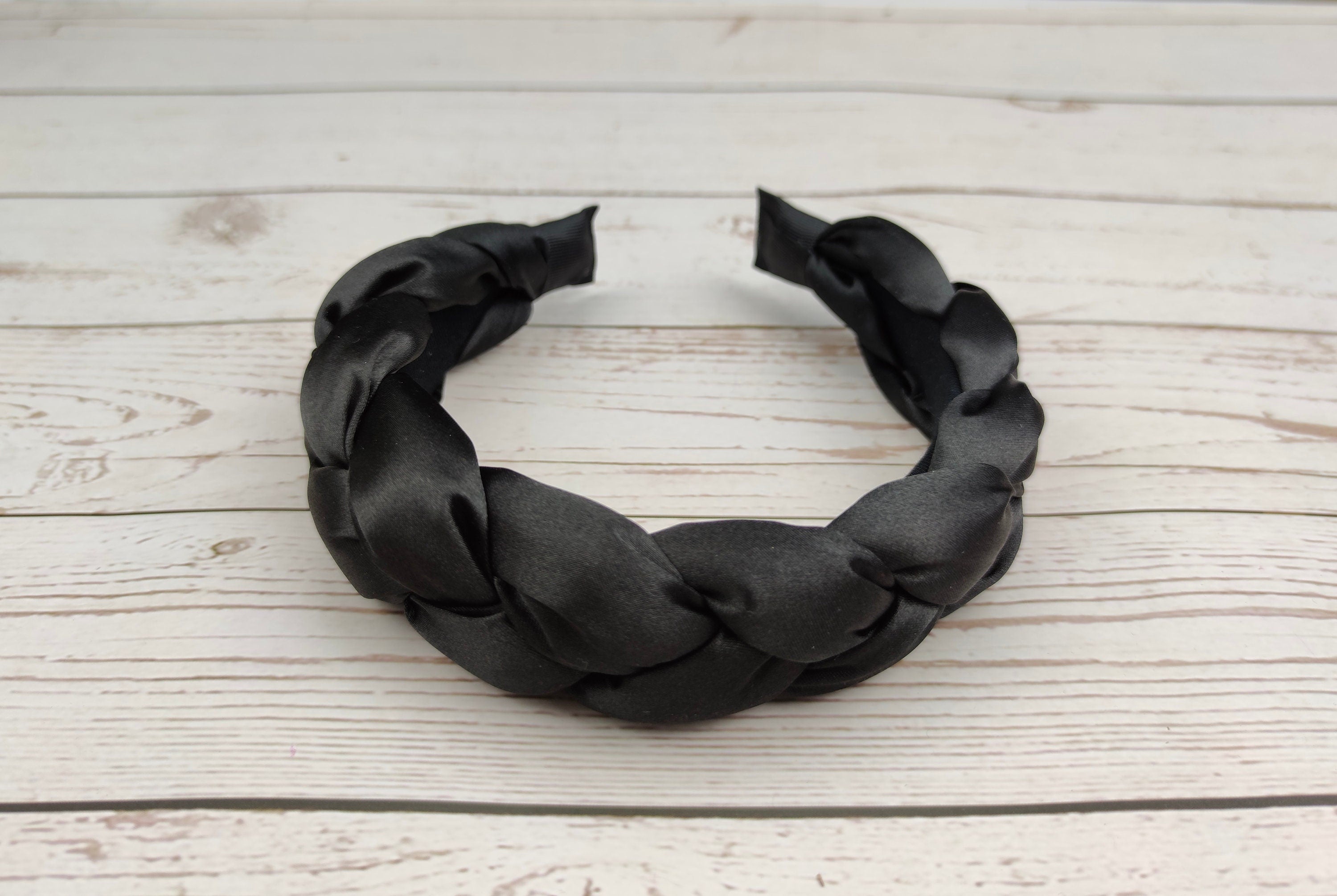 Stay on-trend with this stylish black headband, featuring a knotted turban design that&#39;s perfect for any fashion-forward woman.