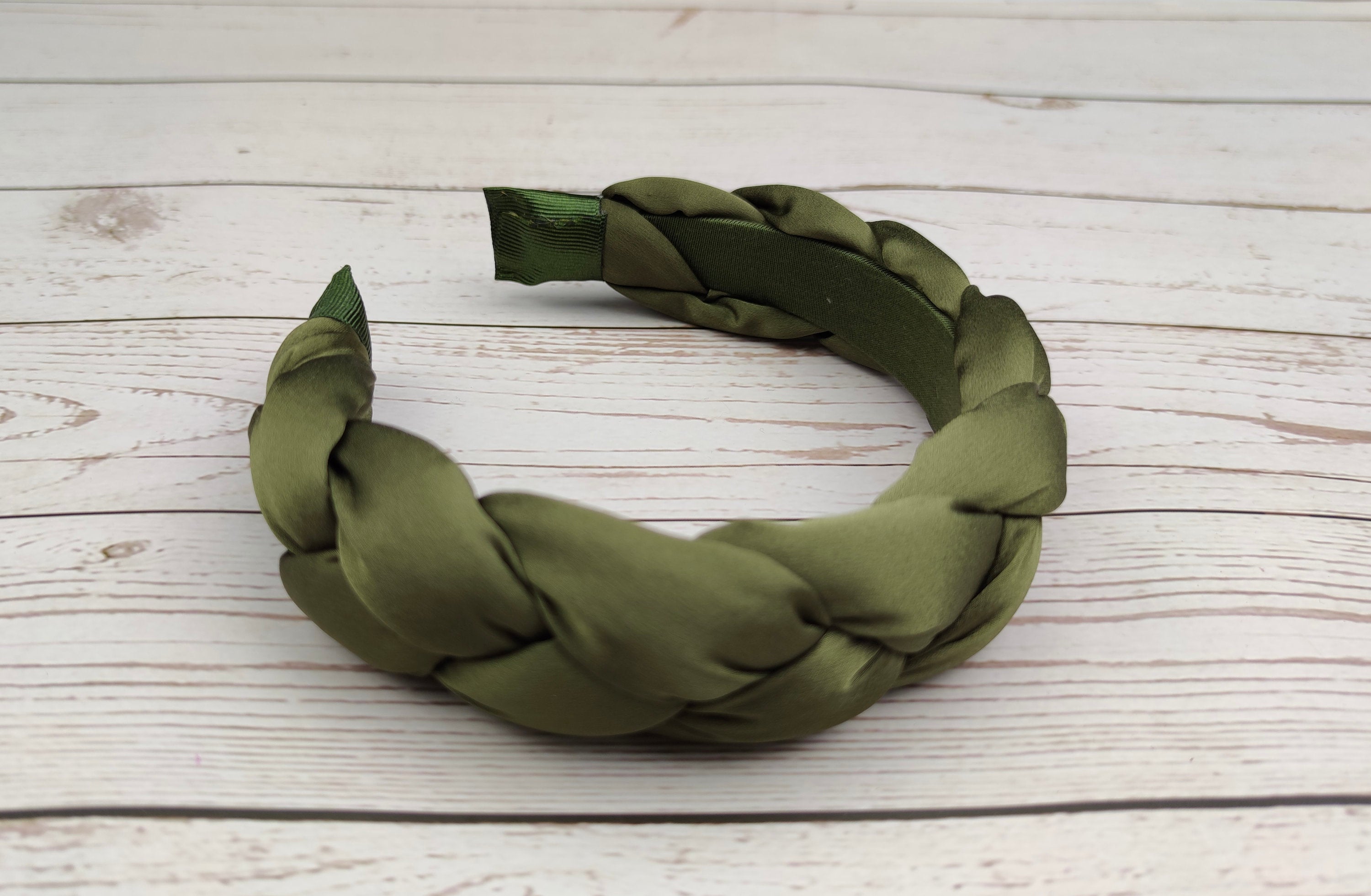 Add a pop of color to your hairstyle with this army-green padded satin headband, the ultimate accessory for any girl.