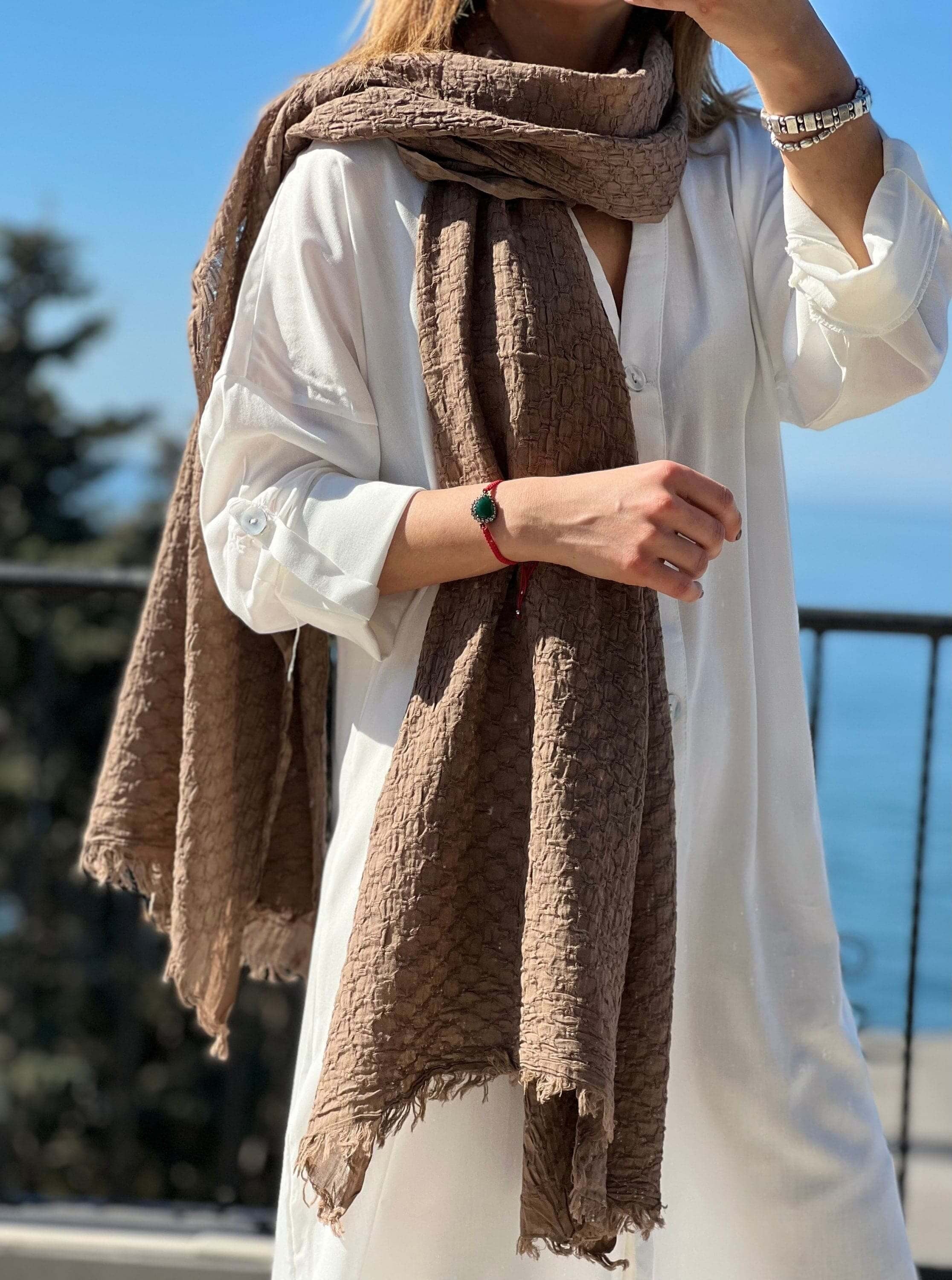 Most times, to add more elegance and style to a monochromatic outfit, a scarf is the critical factor. A scarf is an accessory that can make a casual outfit look classy and elegant.