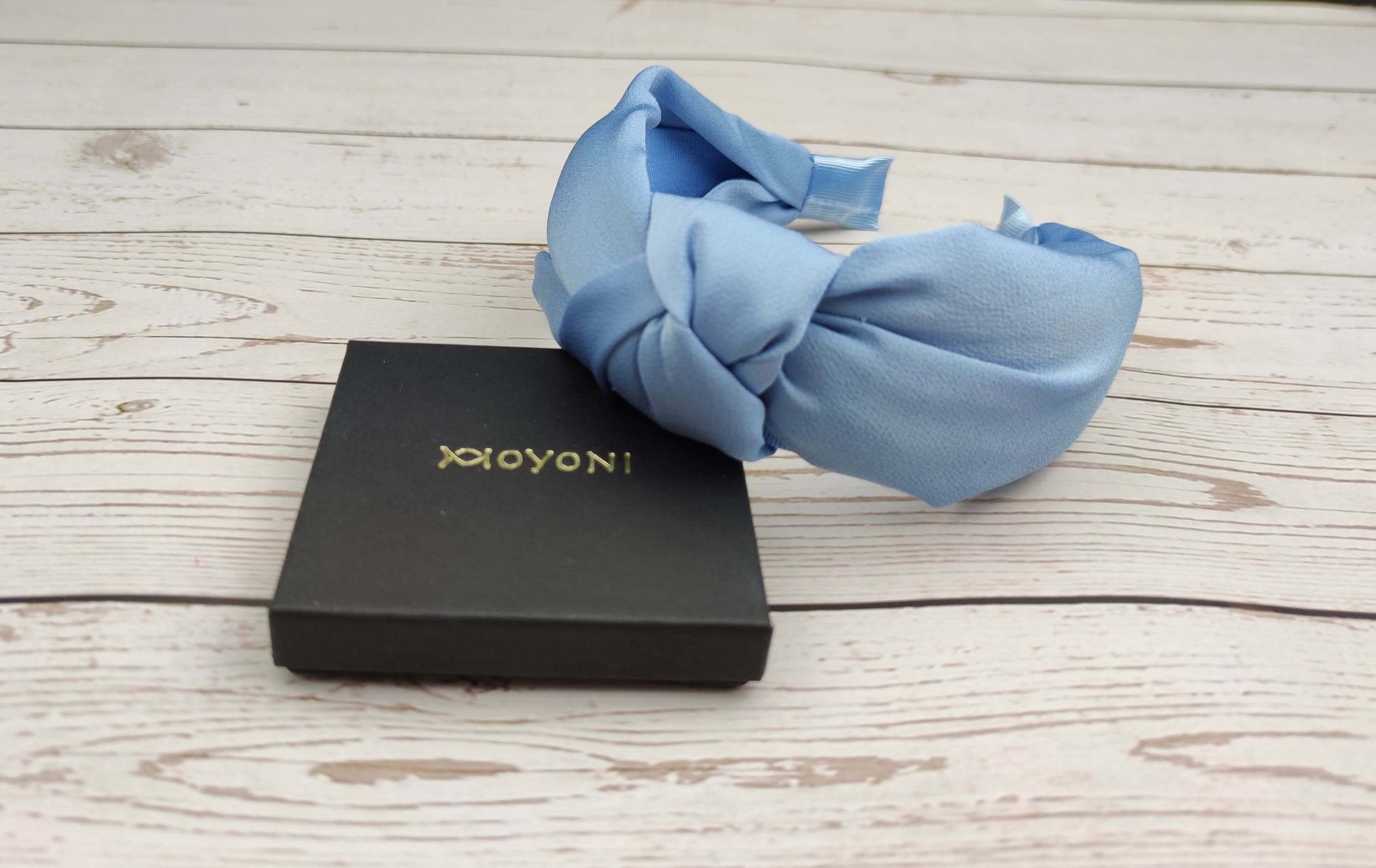 Add some glamour to your outfit with this gorgeous, wide headband. It&#39;s made from luxurious materials and is perfect for adding some extra style to any outfit.