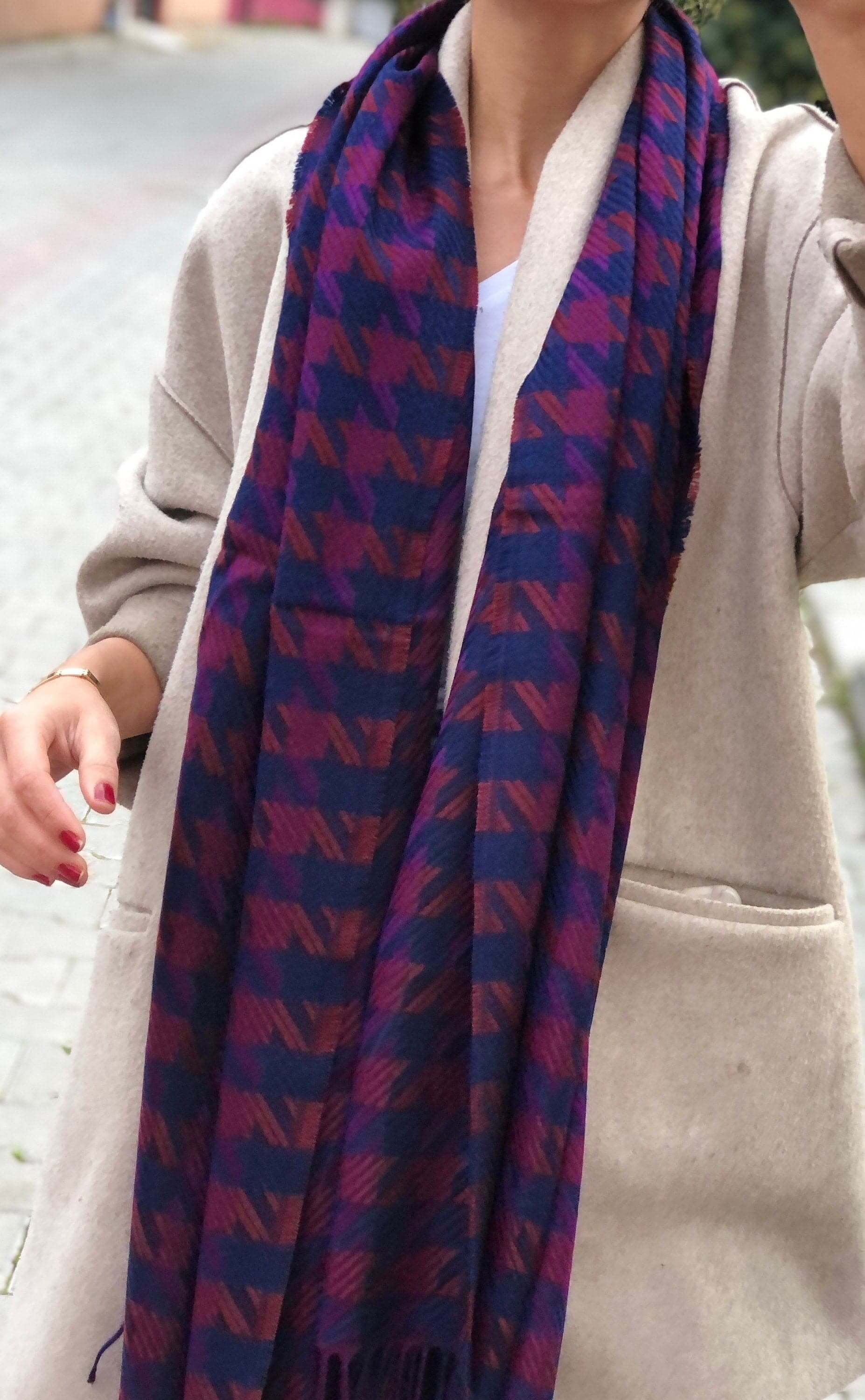 The perfect gift for any fashion-forward woman - a long and warm shawl made from wool and acrylic cotton, designed in a stylish goose foot pattern.