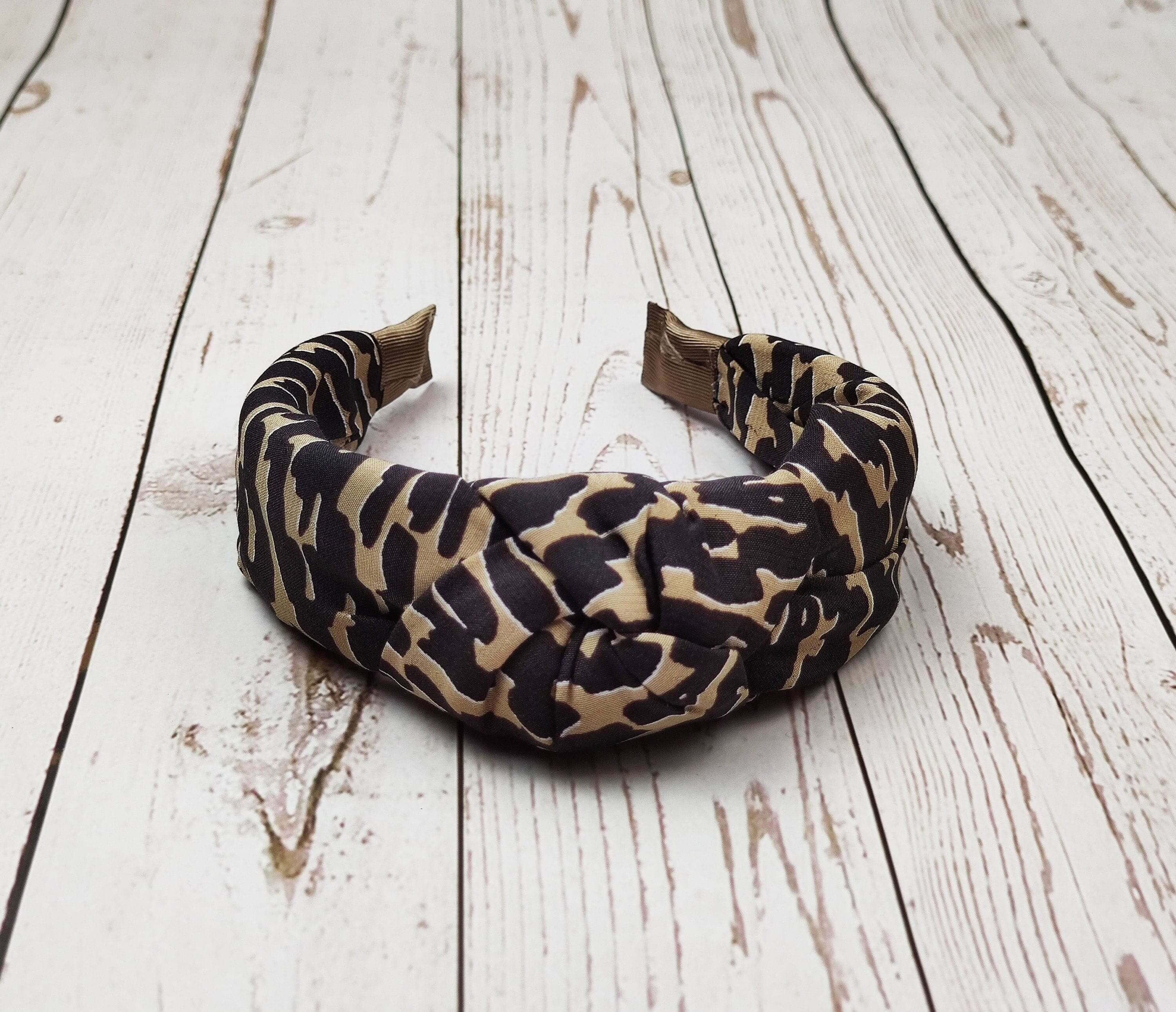 Stay comfortable and stylish with this black and brown leopard pattern headband, featuring a padded design for all-day wear.