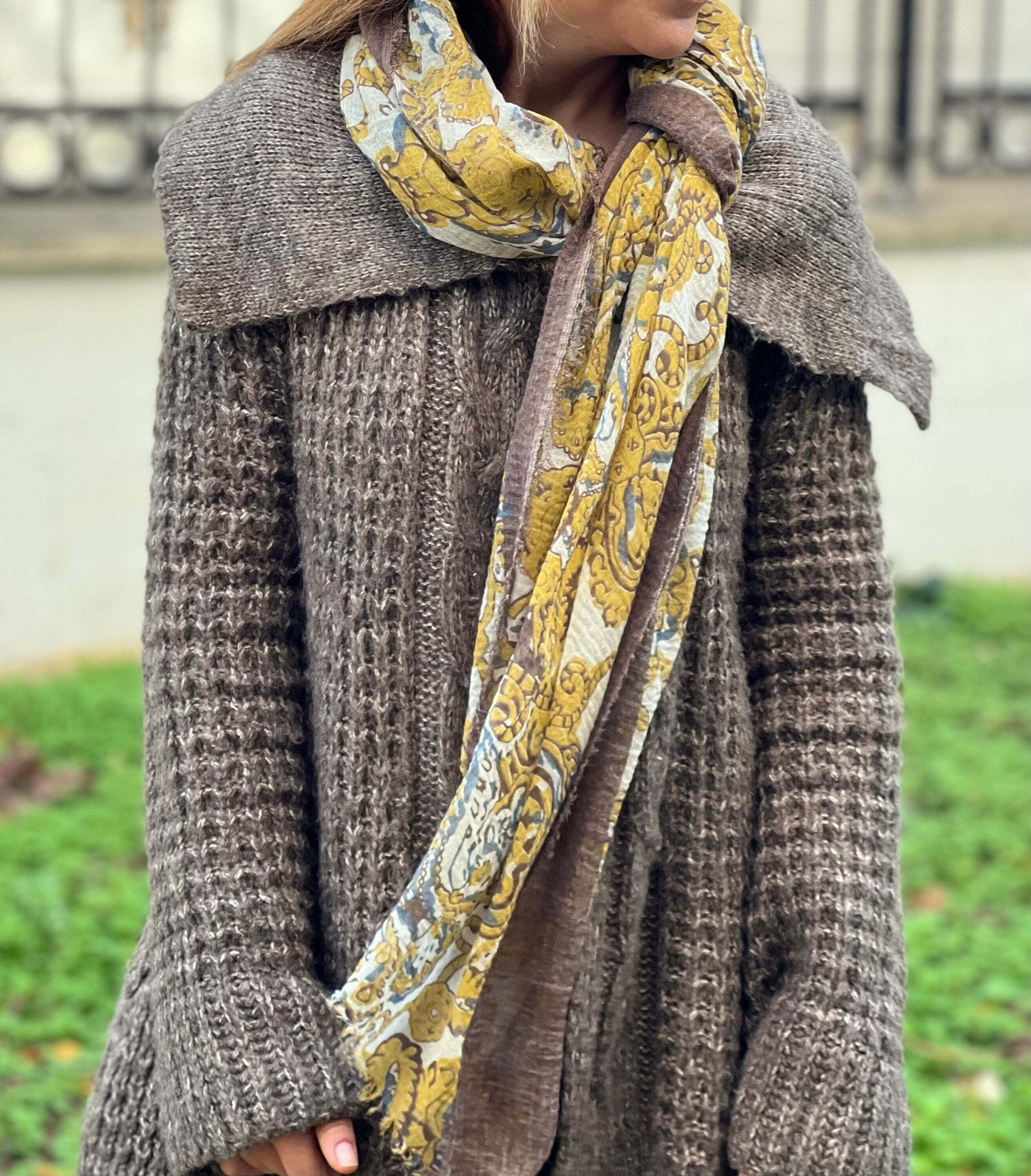 Going for a more festive look this autumn? Our autumn scarf is perfect for you! Featuring a colorful ethnic pattern, it will add a touch of beauty to your every day style!
