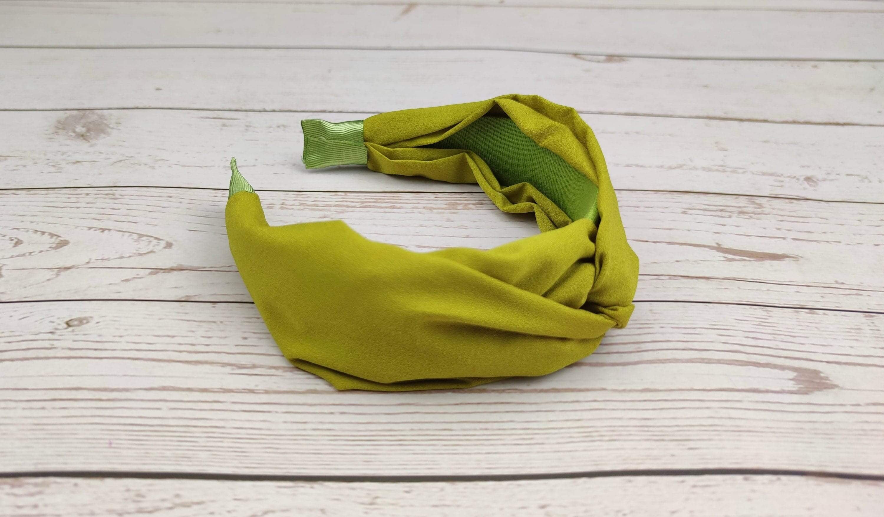 Looking for a stylish and colorful headband to wear during summer? Look no further than the Pistachio Green KNOTTED HEADBAND. Made from lightweight and durable viscose crepe, this headband is perfect for a summer day out.