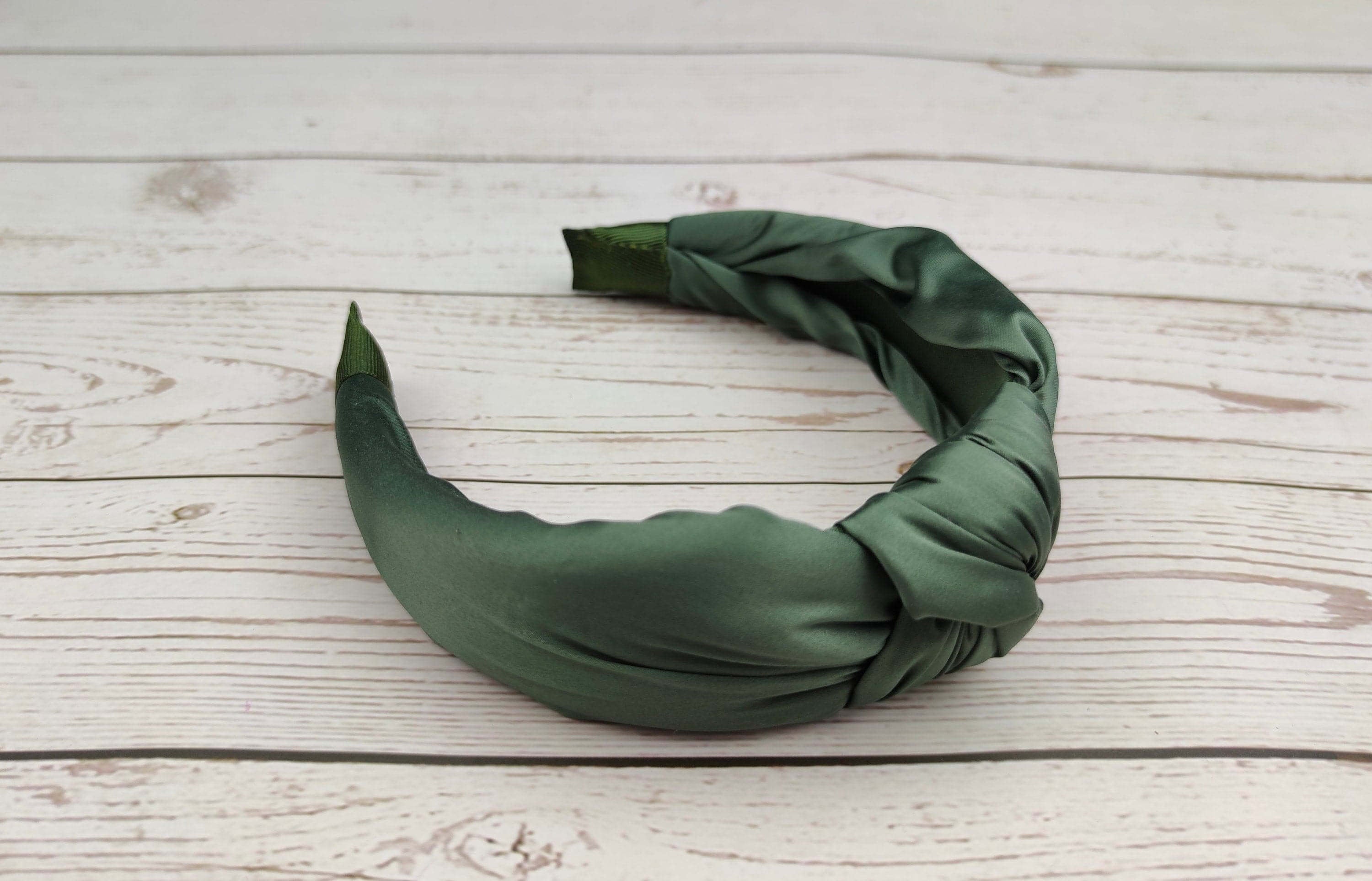Get fashionable this season with this stylish Light Green color padded satin headband! This headband is made of soft and comfortable satin fabric and is decorated with a delicate embroidery design.