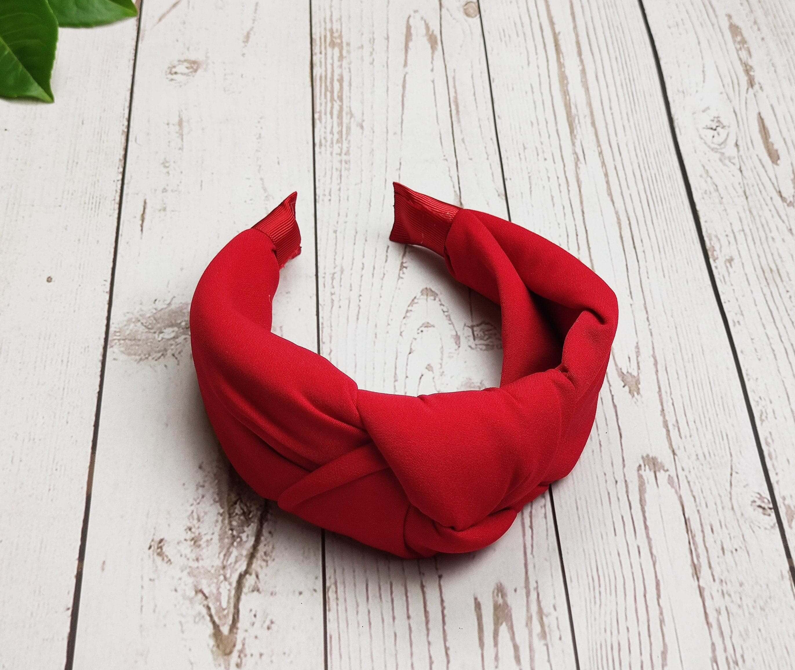 Add a touch of color to your wardrobe with our summer color wide headbands! Made from soft and comfortable viscose crepe, these headbands are perfect for any hot summer day.