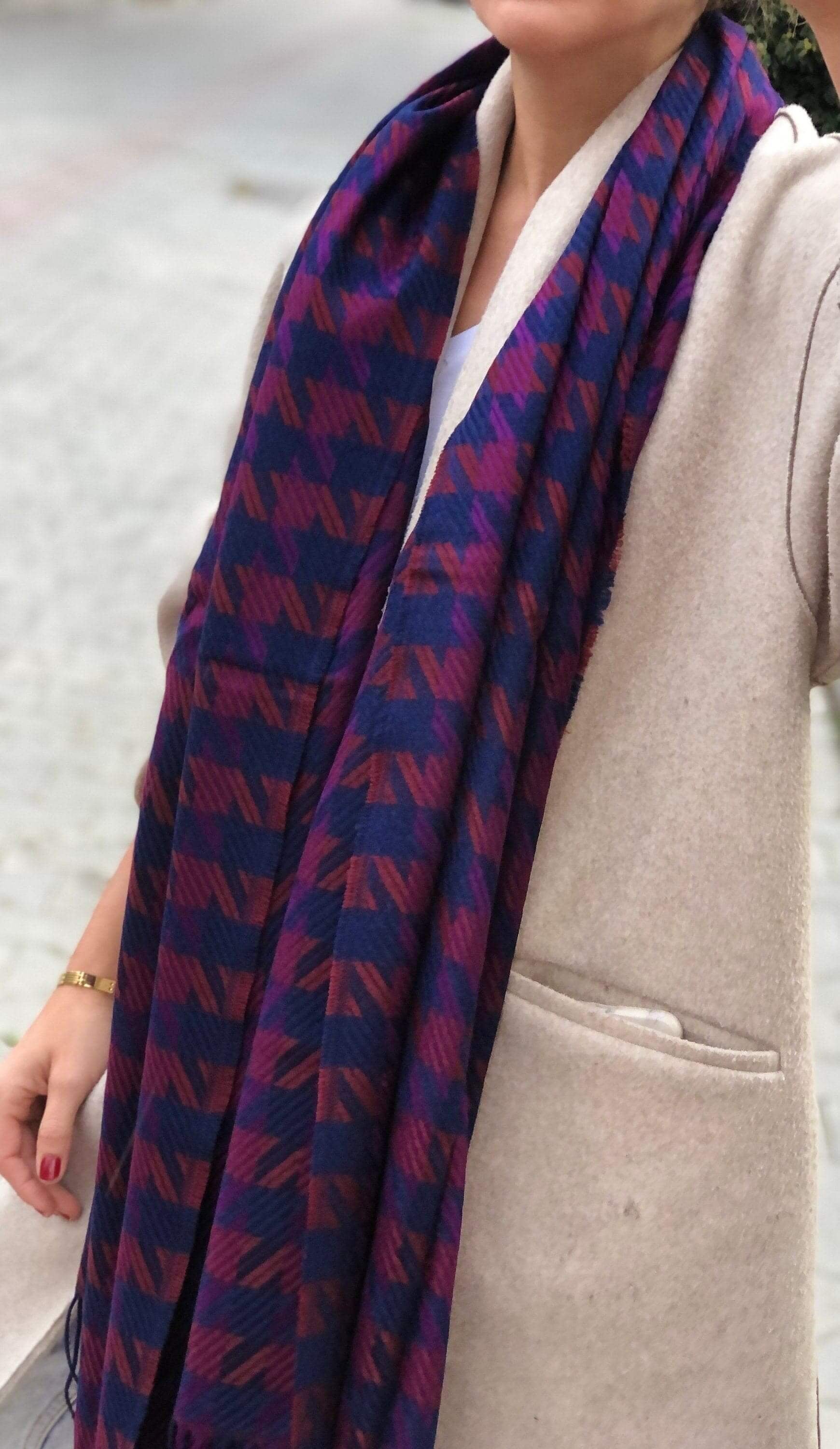 Stay on-trend with this must-have shawl, designed for ultimate comfort and warmth and featuring a stylish goose foot pattern.
