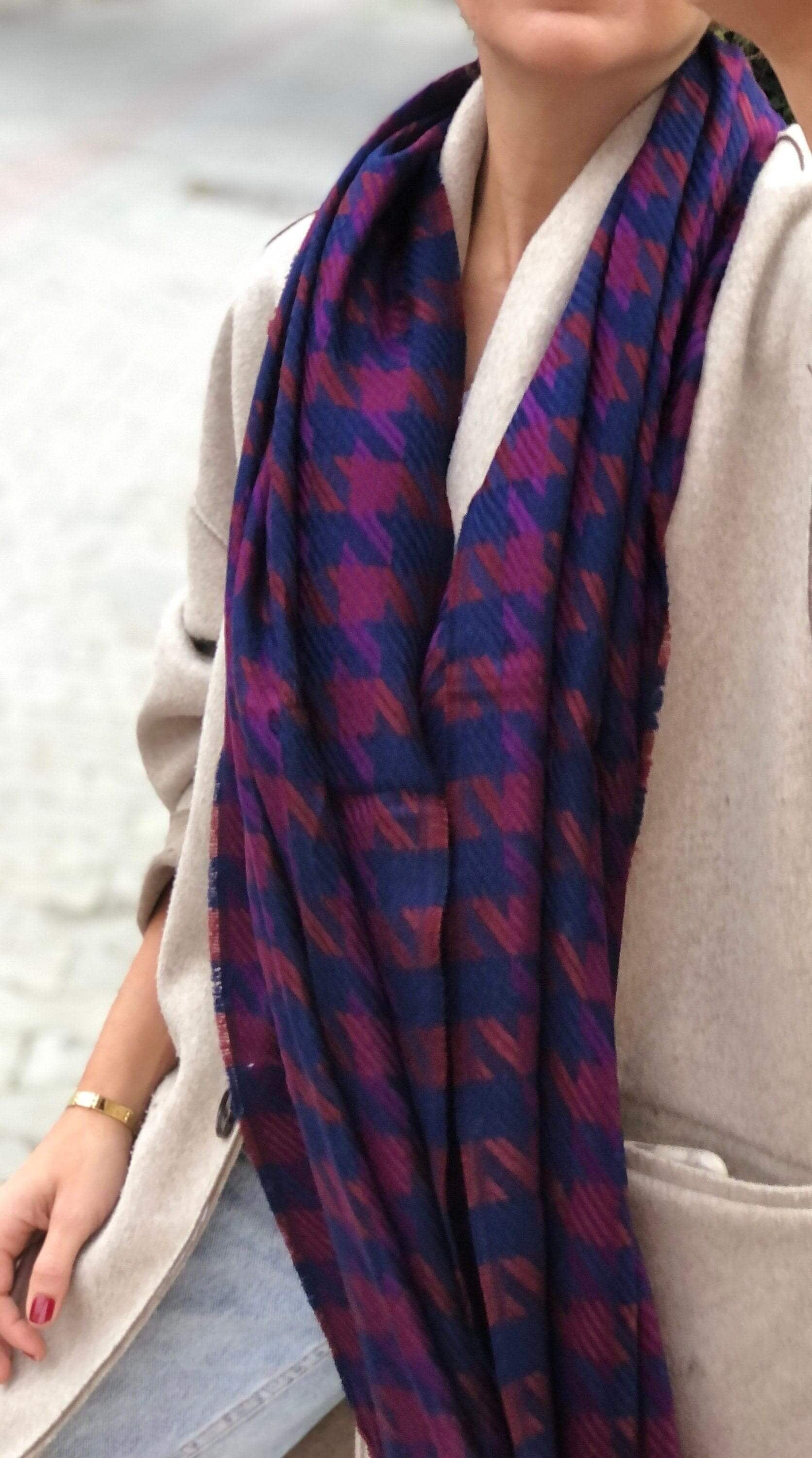 Take your look to the next level with this versatile wool and acrylic cotton shawl, perfect for wearing during spring, winter, or autumn and designed in a unique goose foot pattern.
