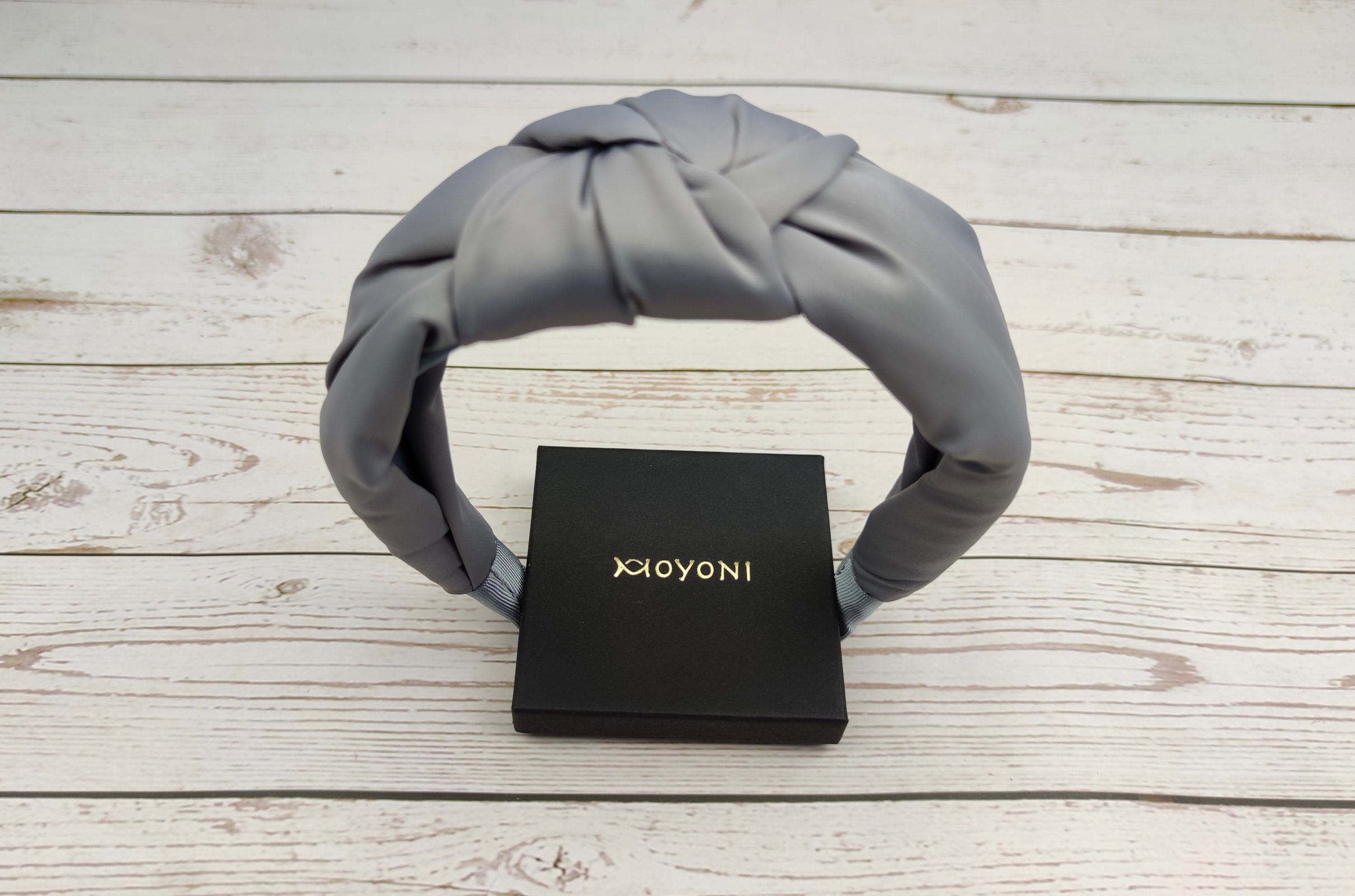 Looking for a stylish and elegant way to add a touch of glamour to your look? Check out our wide selection of light gray knotted headbands!
