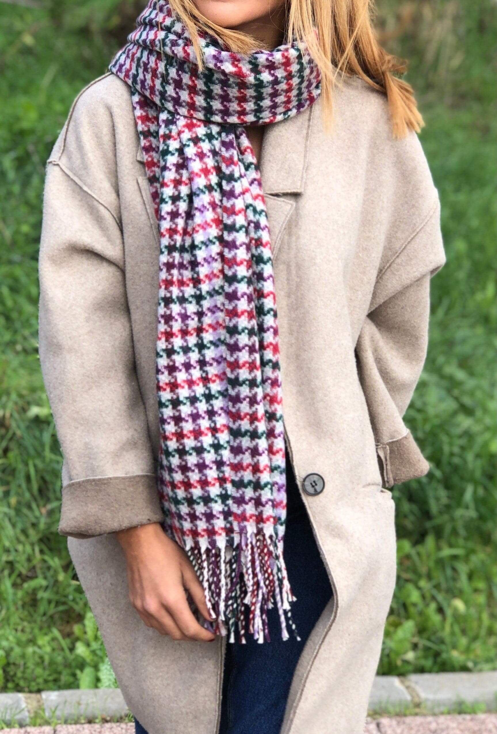 Stay cozy and chic with this wool-striped woven shawl, perfect for winter and autumn.