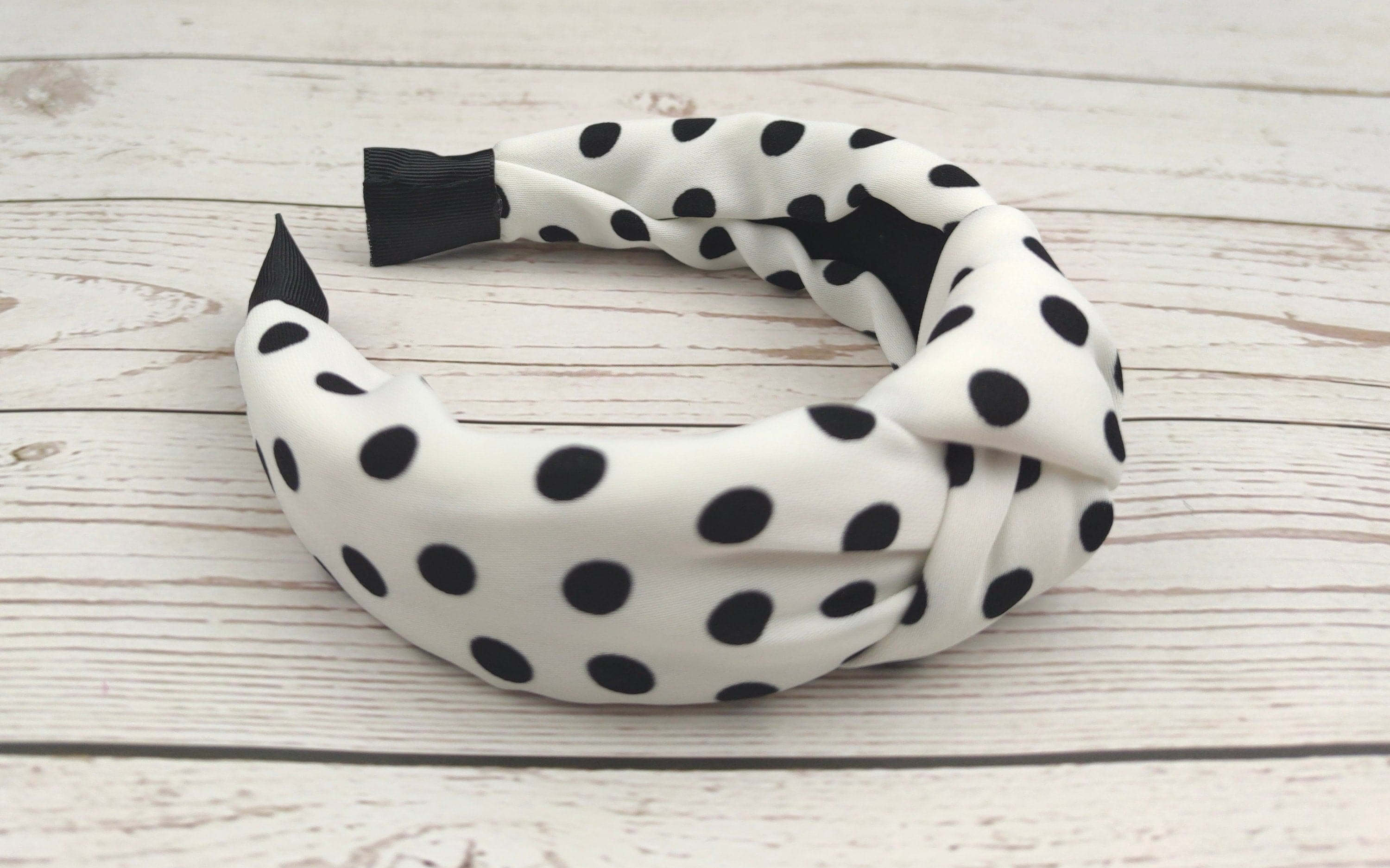 Are you looking for the perfect gift? Check out our range of best gift friend headbands! From wide headbands to knot headbands, we have something for everyone.