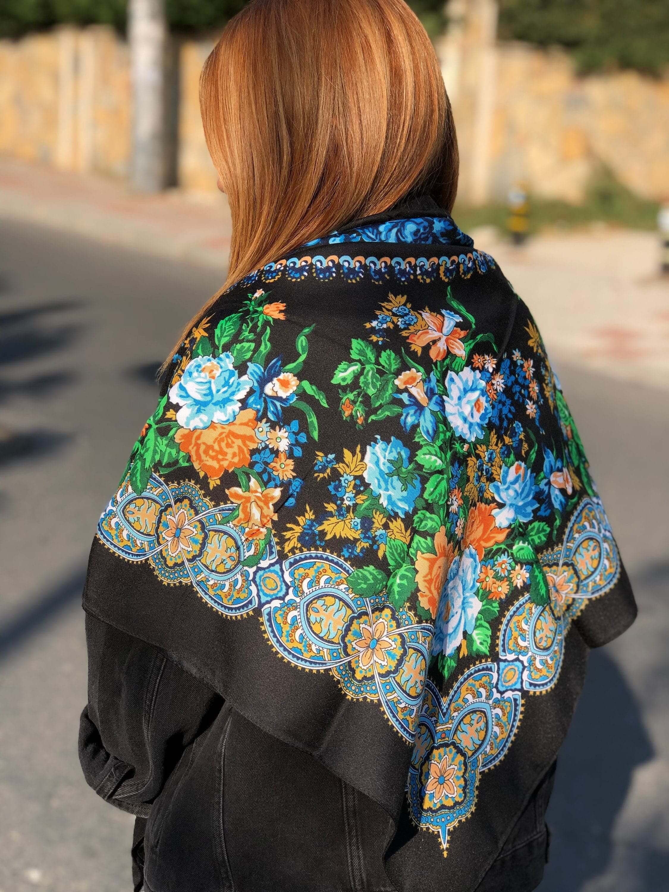 Stay cozy and stylish with this large cotton scarf featuring a black and multicolor floral print - ideal for spring and autumn.