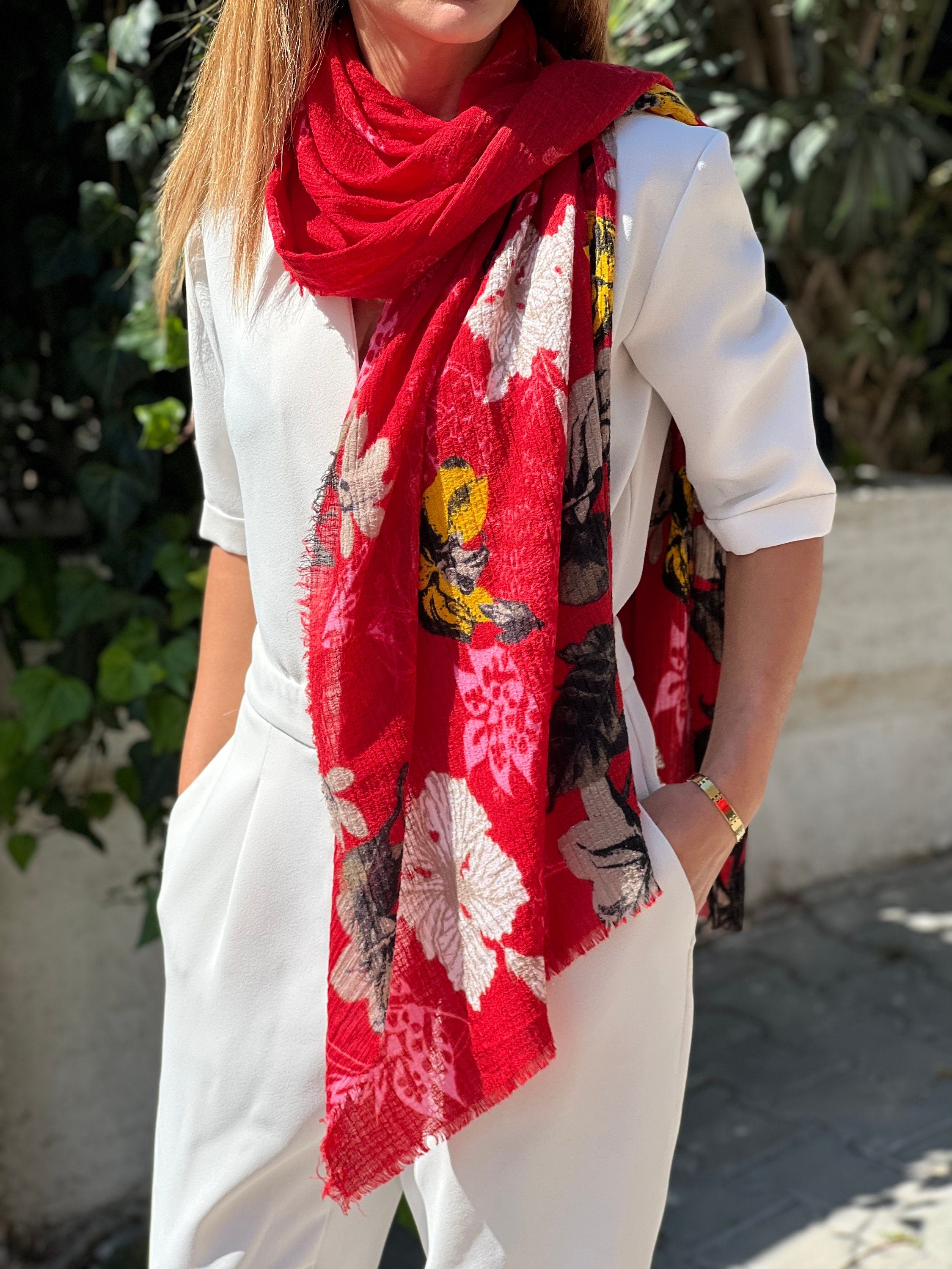 Give the gift of fashion and style with this stunning Cotton Floral Scarf - she&#39;ll love it!