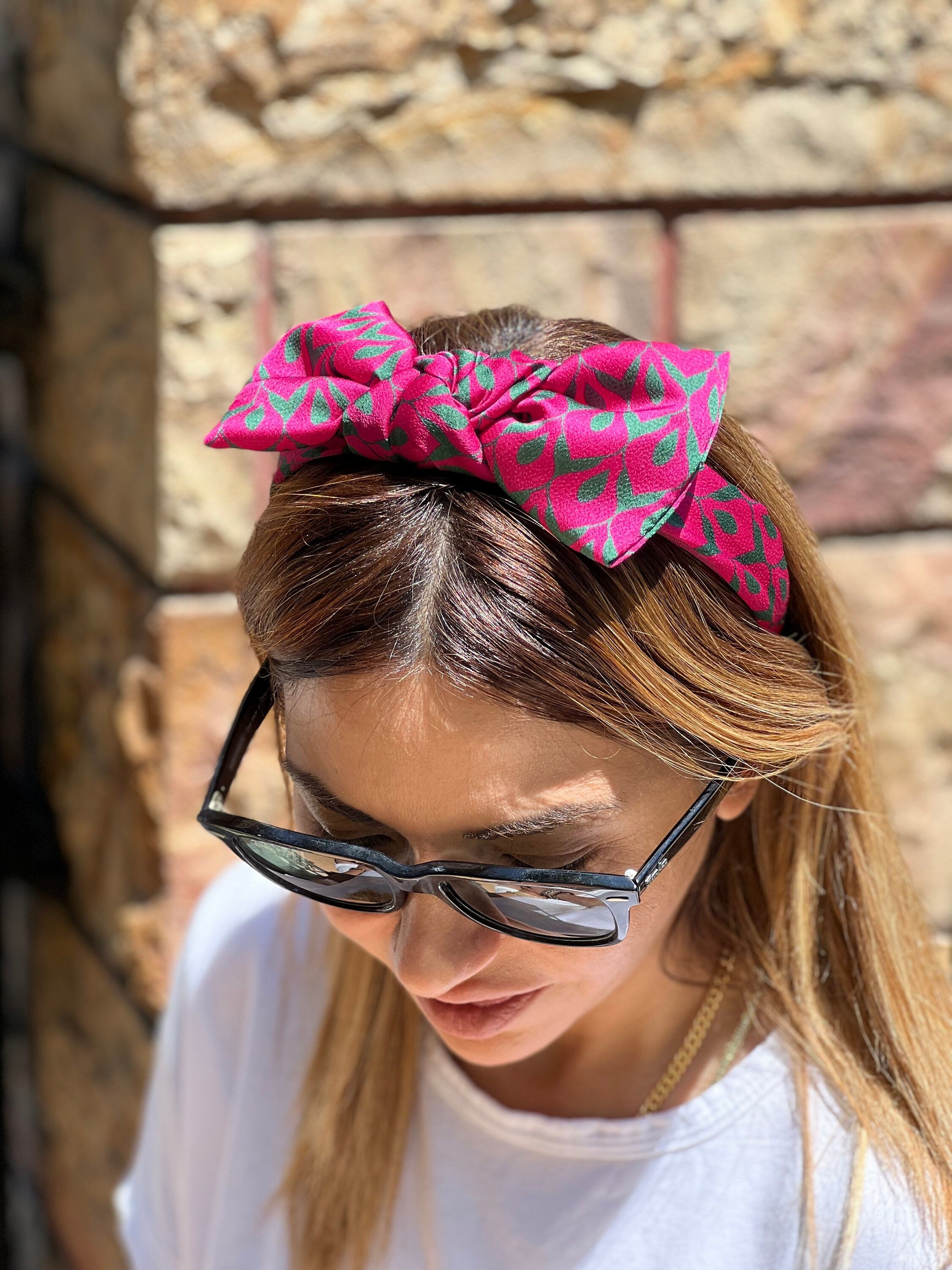 This hair tie headband is perfect for any fashion-forward woman