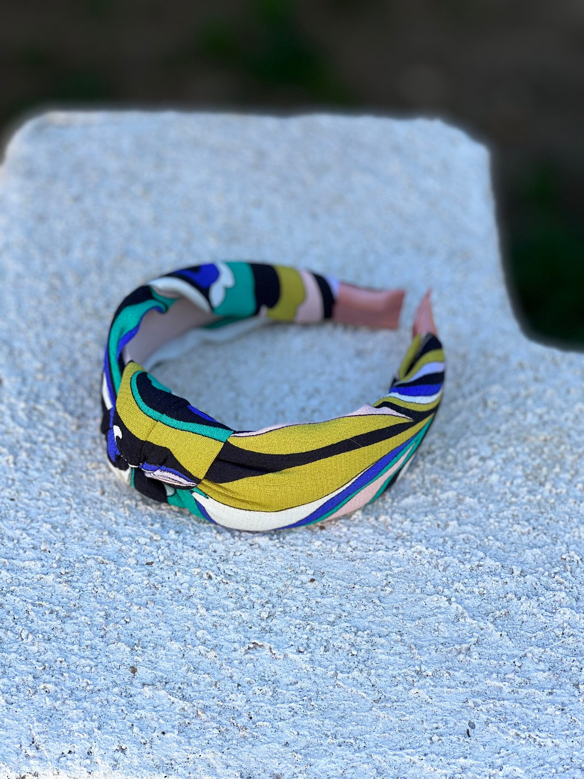 Add a pop of color to your hair with our Black White Blue Green Headband. This fashion hairband is perfect for all seasons and is made from soft and stretchy material.