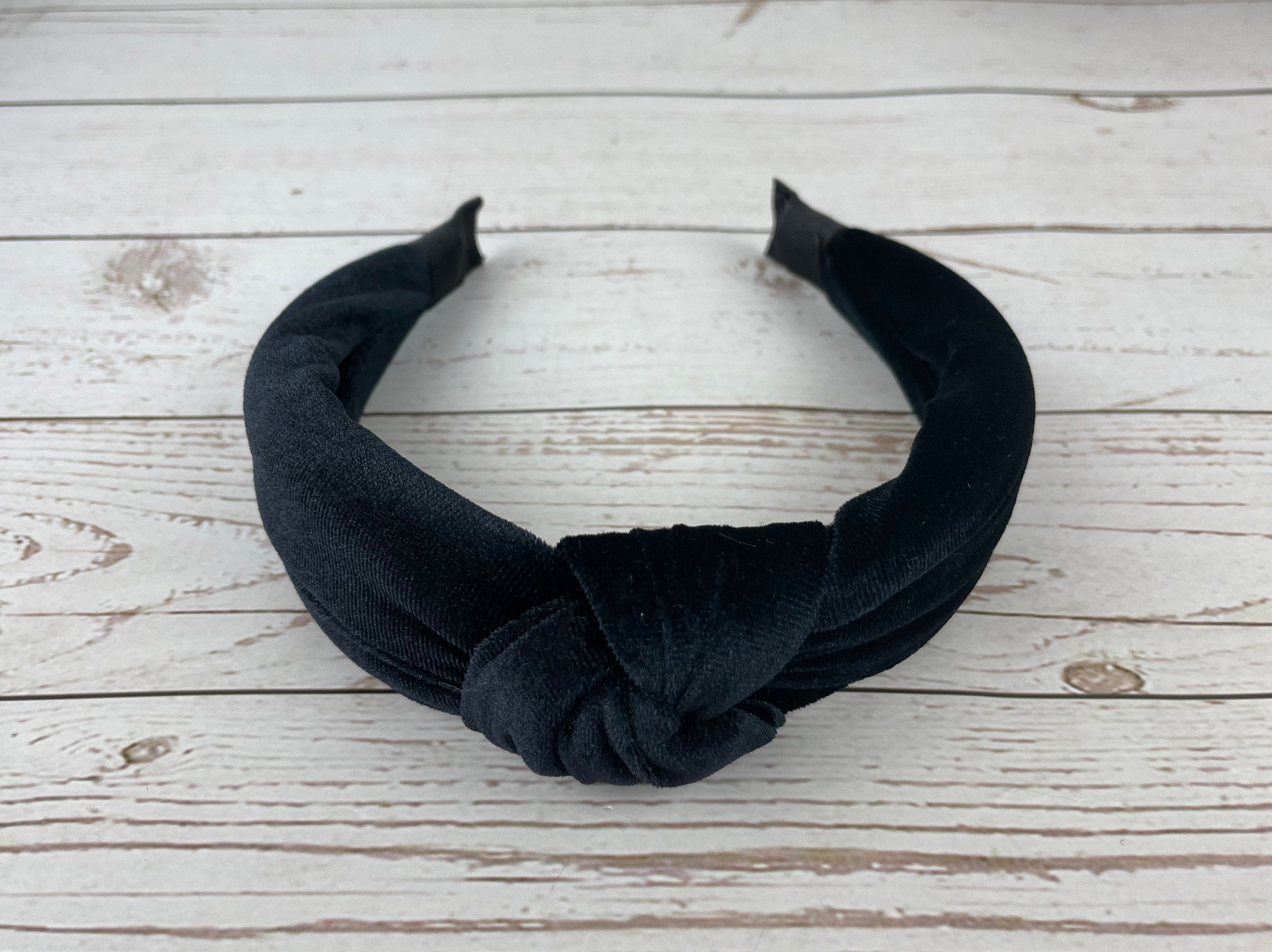 Make a statement with this elegant knotted headband. Crafted from soft black velvet, it&#39;s the perfect accessory to add a touch of sophistication to any outfit.