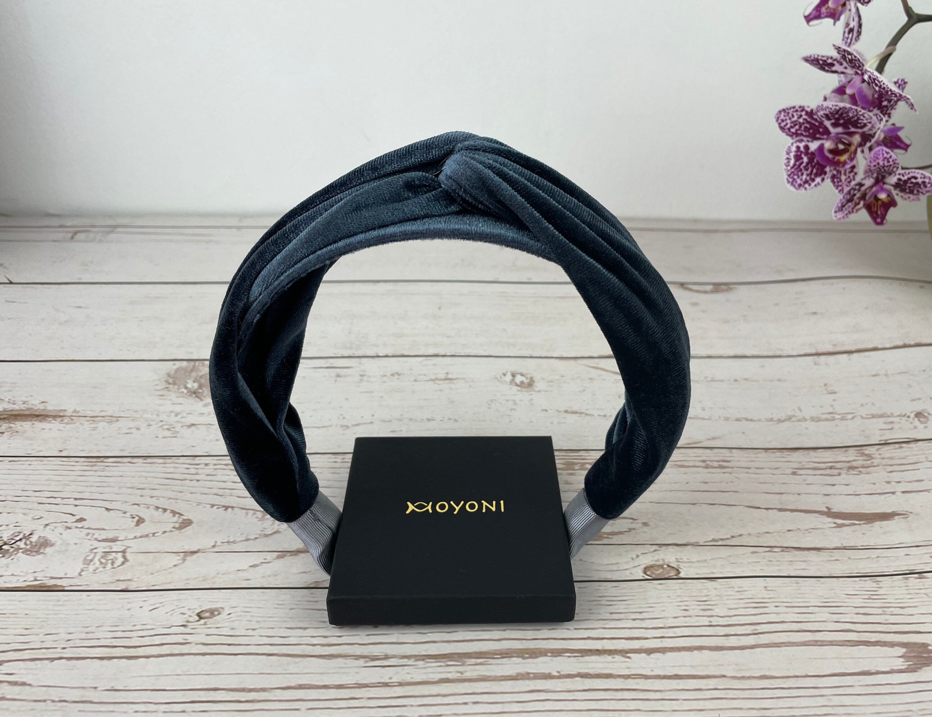 Our Headband for Women in Light Blue Velvet is the perfect accessory for any fashion-forward woman! Its sleek design and chic color make it a versatile addition to your hair accessory collection. Dress it up or down, the possibilities are endless!